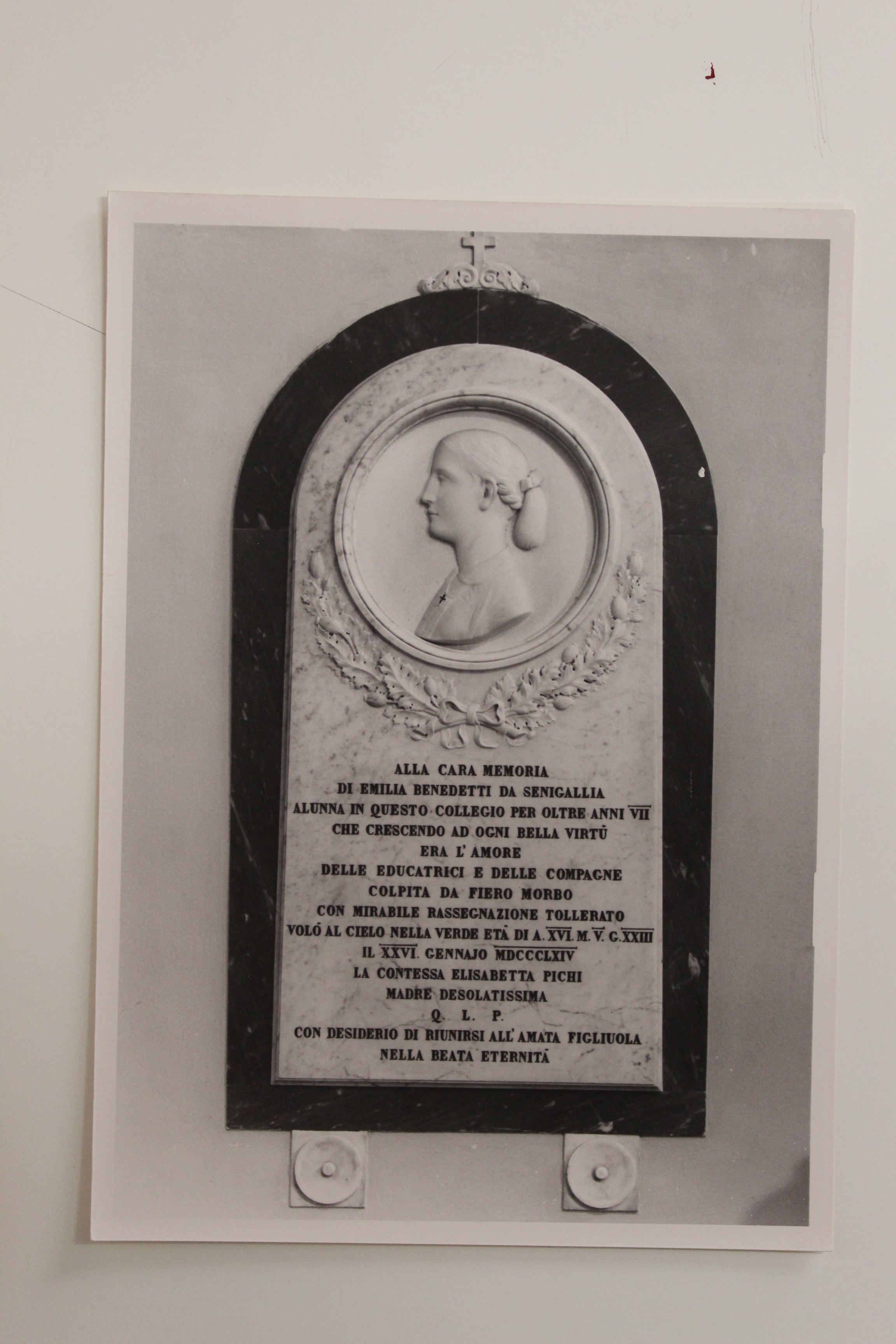 Lapide commemorativa di Emilia Benedetti (lapide commemorativa, opera isolata) - bottega faentina (terzo quarto XIX)