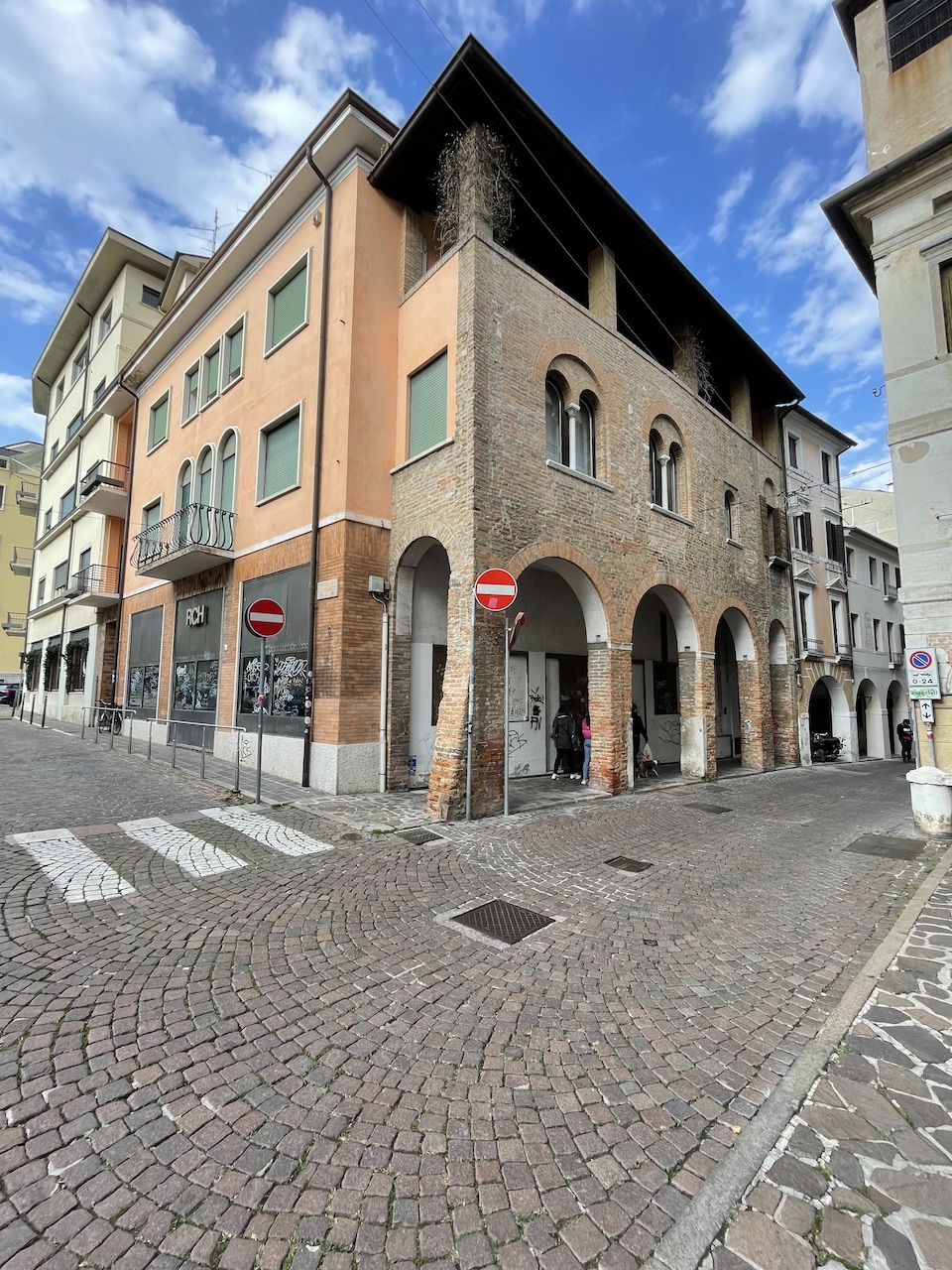facciata di casa romanica (casa) - Treviso (TV) 