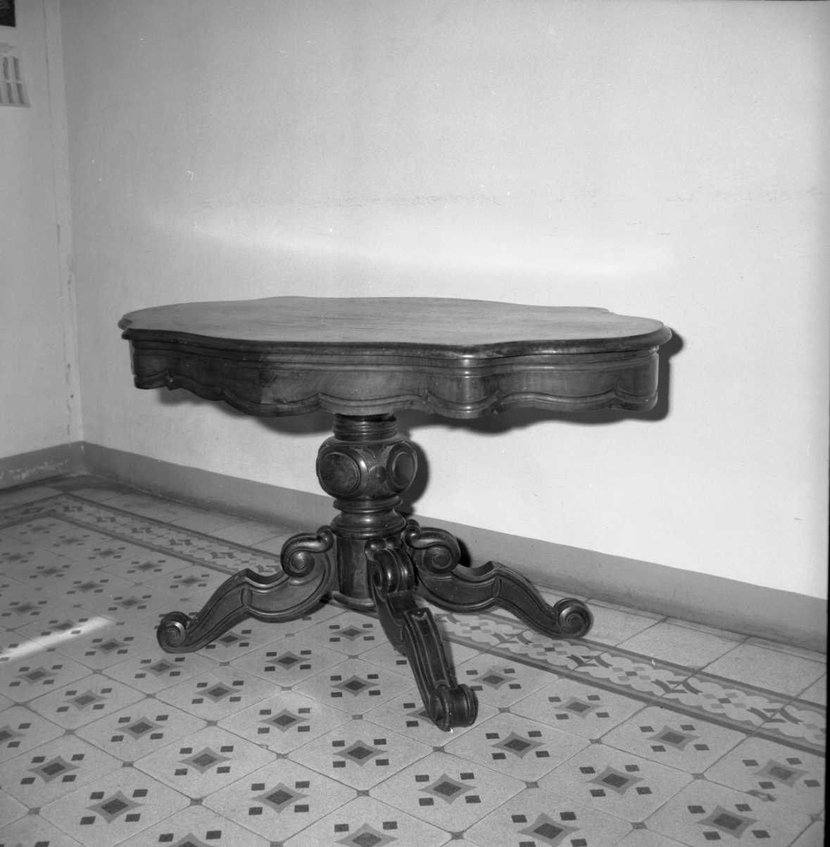 tavolo da centro - ambito romagnolo (metà sec. XIX)