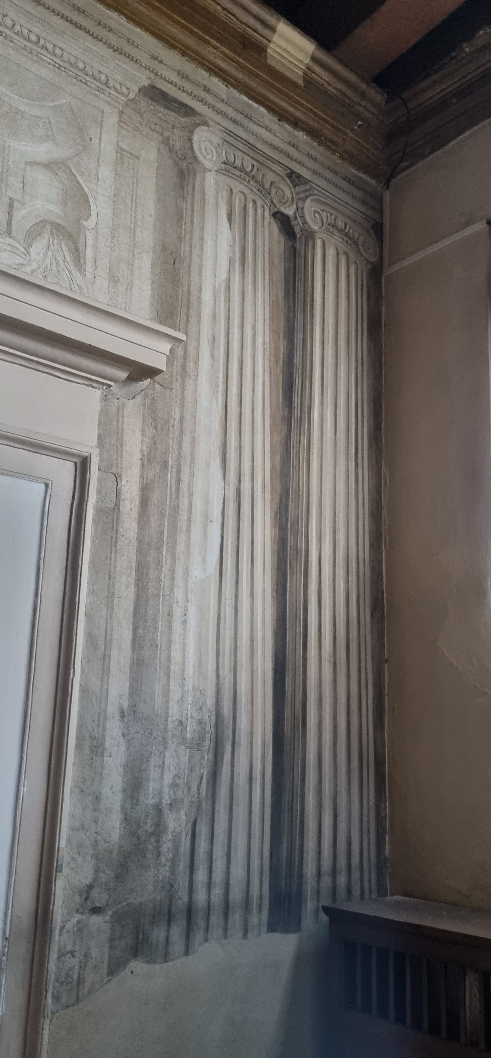 Motivi architettonici a trompe l'oeil/ motivi decorativi a fusarole/ a perle (dipinto) di Zelotti Giambattista (sec. XVI)