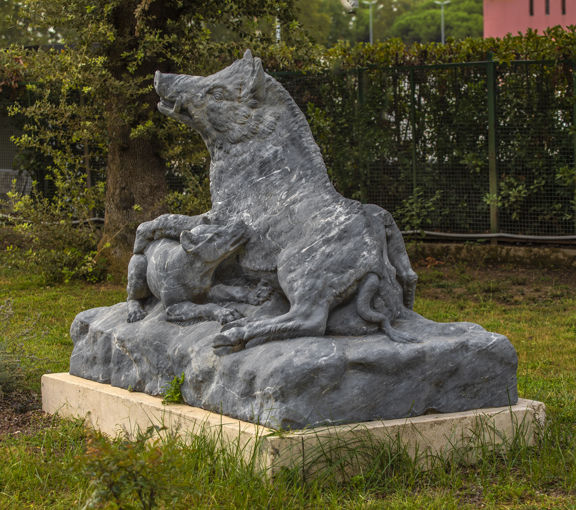 cinghiale azzannato dai cani (gruppo scultoreo) di Furlan Ado, laboratorio Cav. Giovanni Beretta (laboratorio) (sec. XX)
