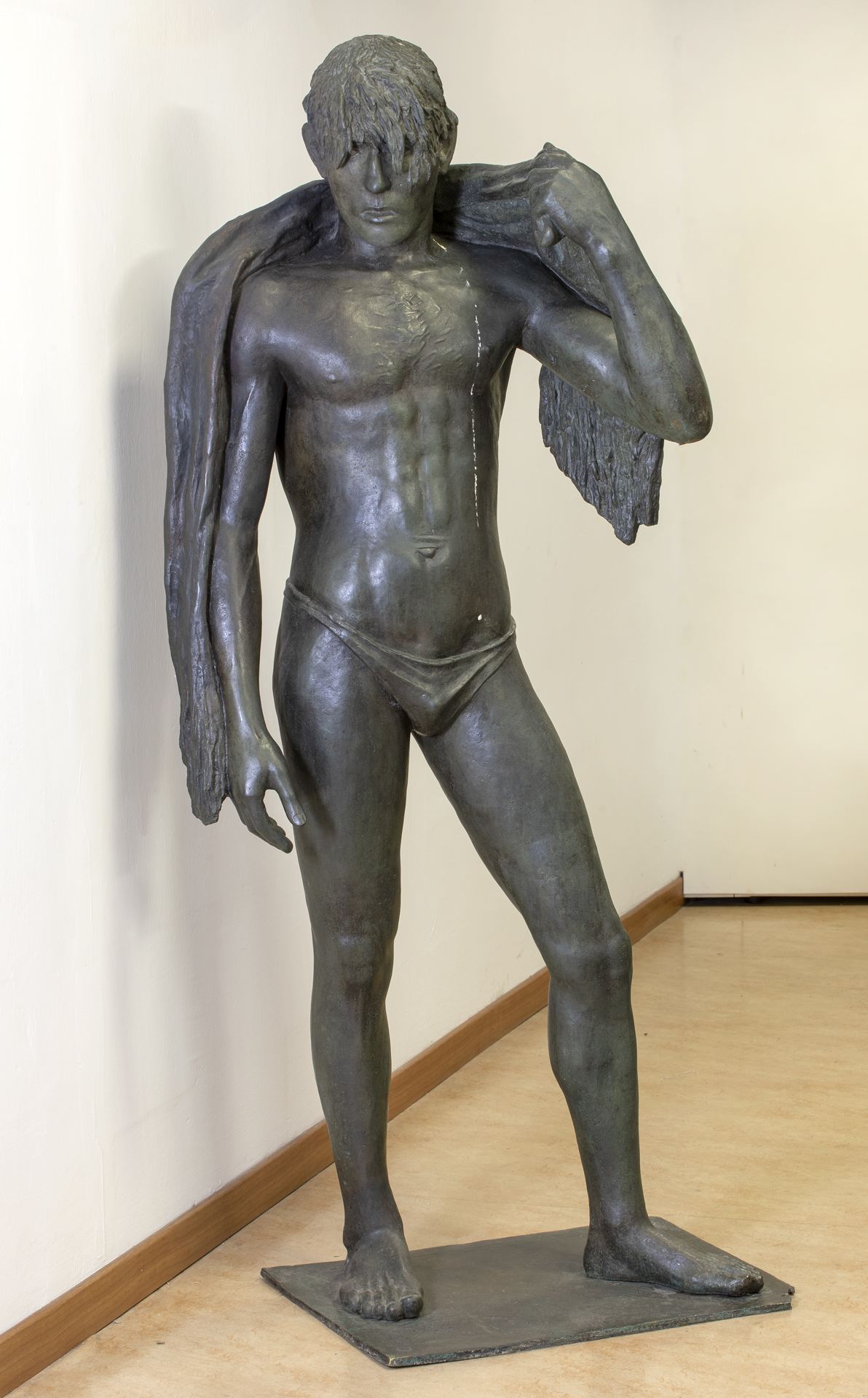 Il Nuotatore, Atleta in riposo, nuotatore che si asciuga (statua) di Gregori Romeo (sec. XX)