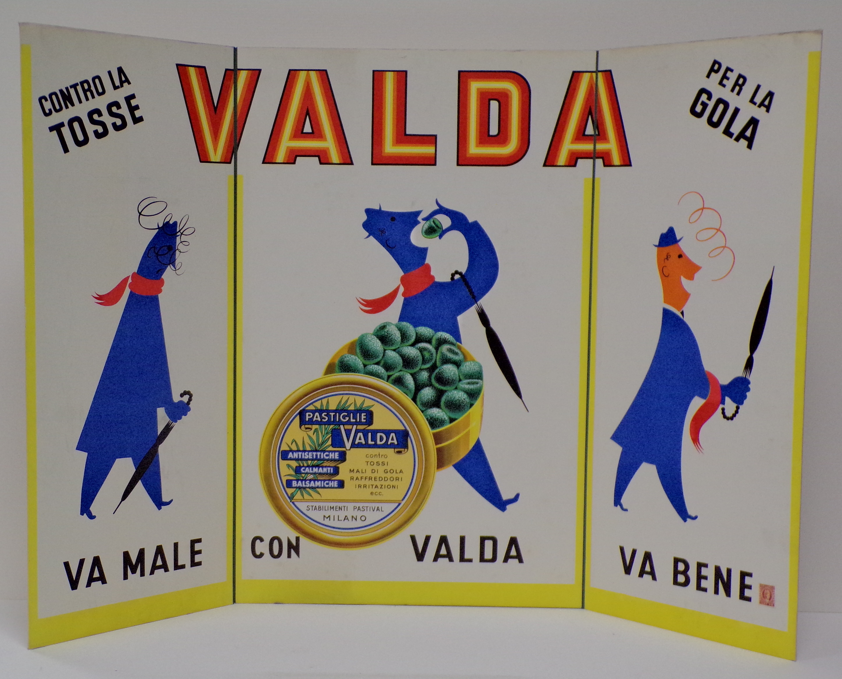 Valda, uomo stilizzato a passeggio, disturbato dalla tosse assume una pastiglia Valda e torna a stare bene (tabellone, opera isolata) - ambito milanese (metà XX)