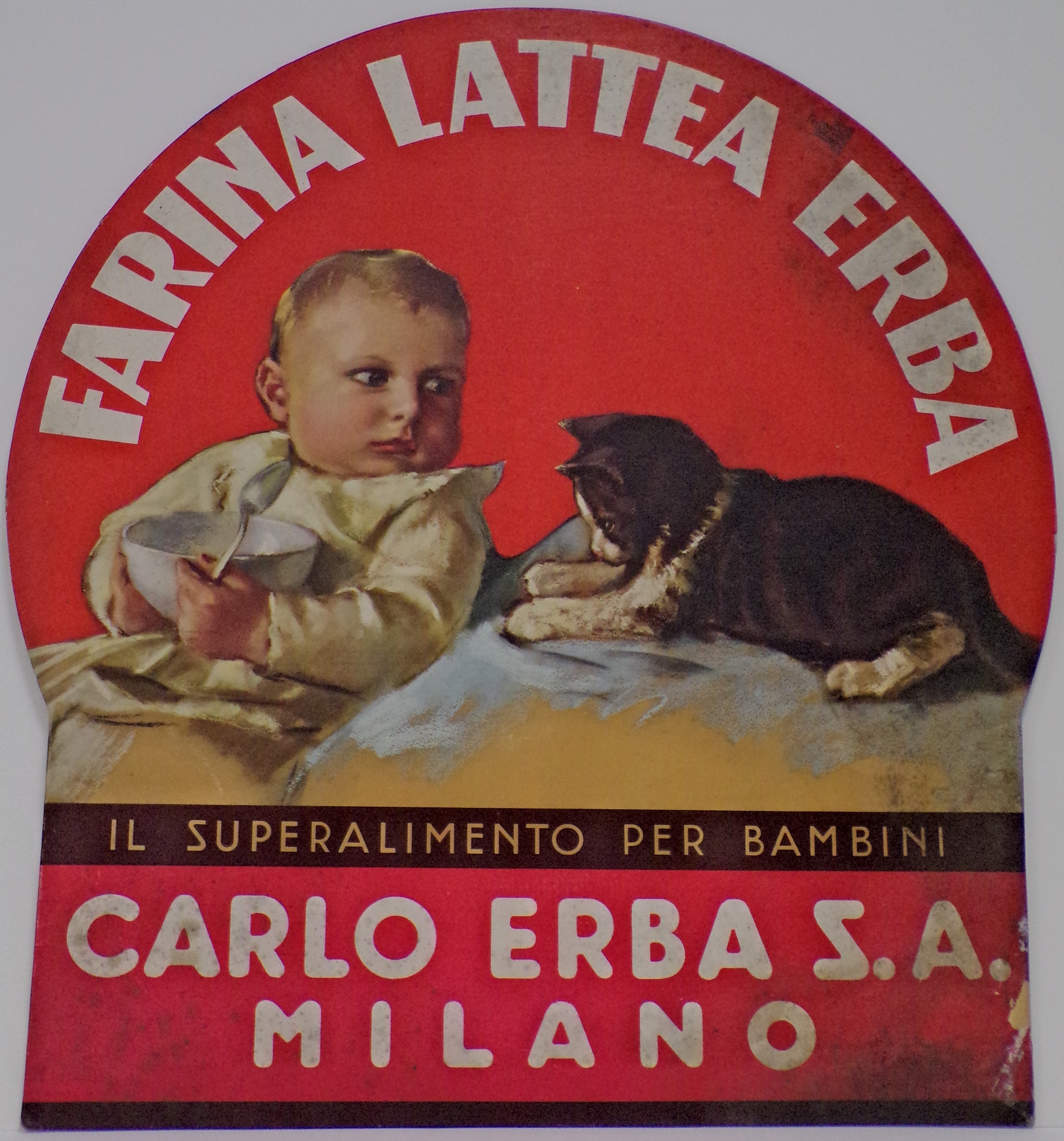Farina lattea Erba, lattante protegge la sua ciotola di farina lattea dalle insidie di un gattino (Cartello - da vetrina, opera isolata) - ambito milanese (metà XX)