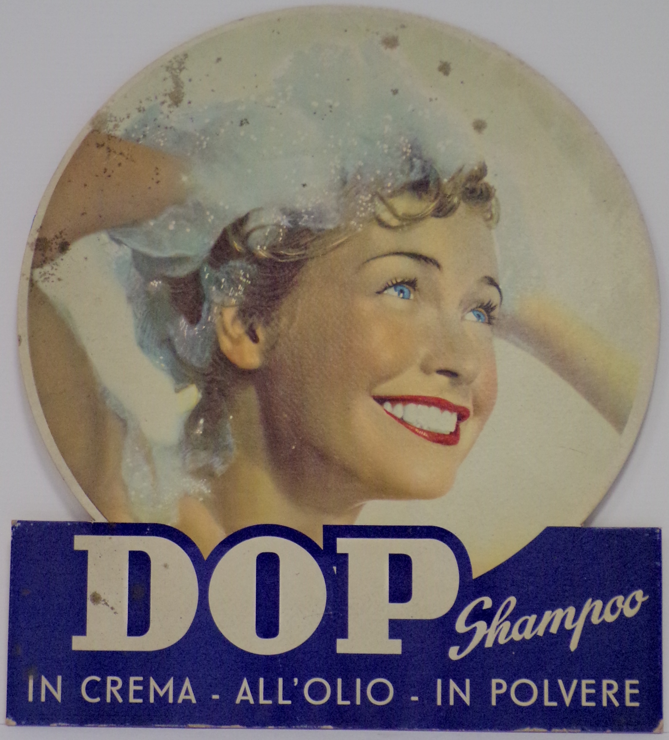 DOP Shampoo, ragazza sorridente guarda in alto mentre si friziona i capelli insaponati (Cartello - da vetrina, opera isolata) - ambito francese (metà XX)