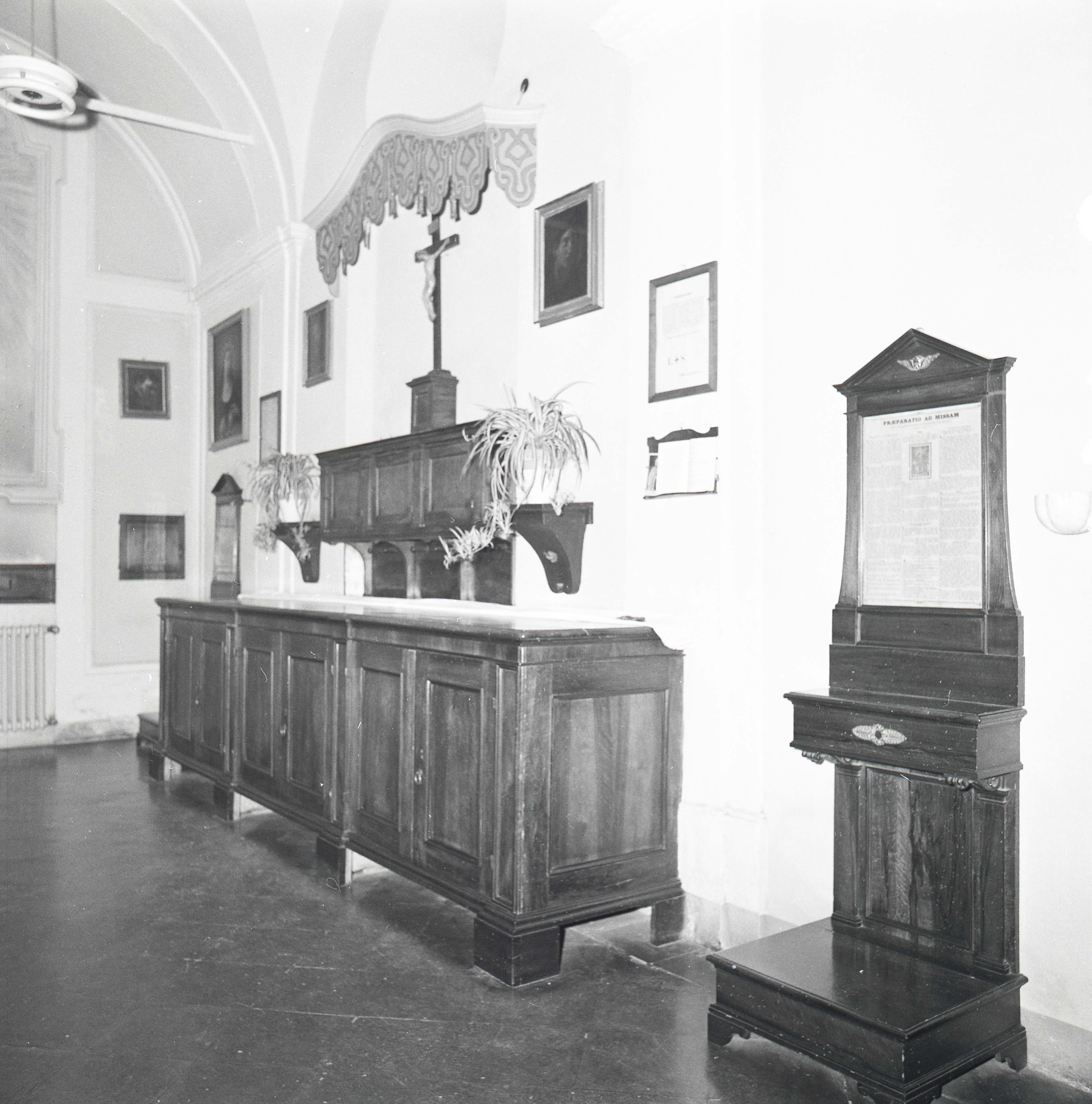 mobile da sacrestia, opera isolata - manifattura romagnola (XVIII)