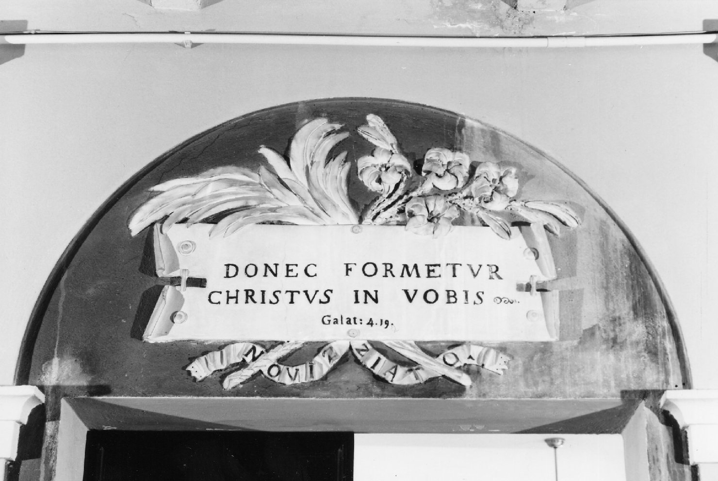 Cartiglio con nastri, fiori e palme (sovrapporta - a lunetta, elemento d'insieme) - manifattura romagnola (ultimo quarto XVIII)