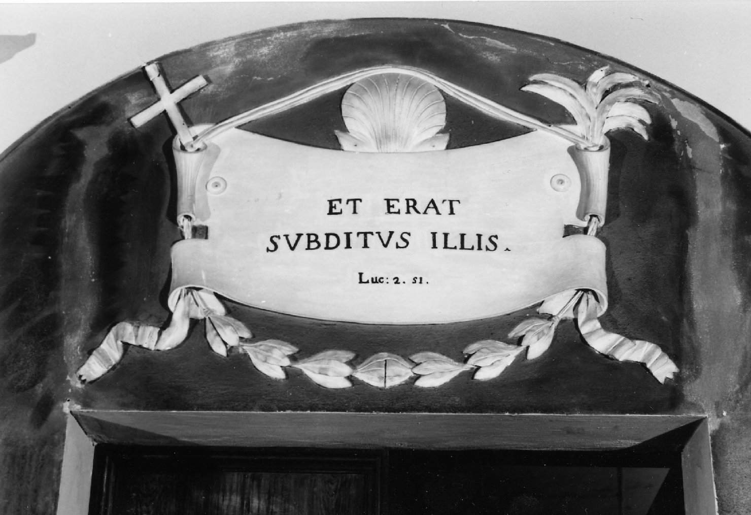 Cartiglio con nastro, palma, croce e conchiglia (sovrapporta, elemento d'insieme) - manifattura romagnola (ultimo quarto XVIII)