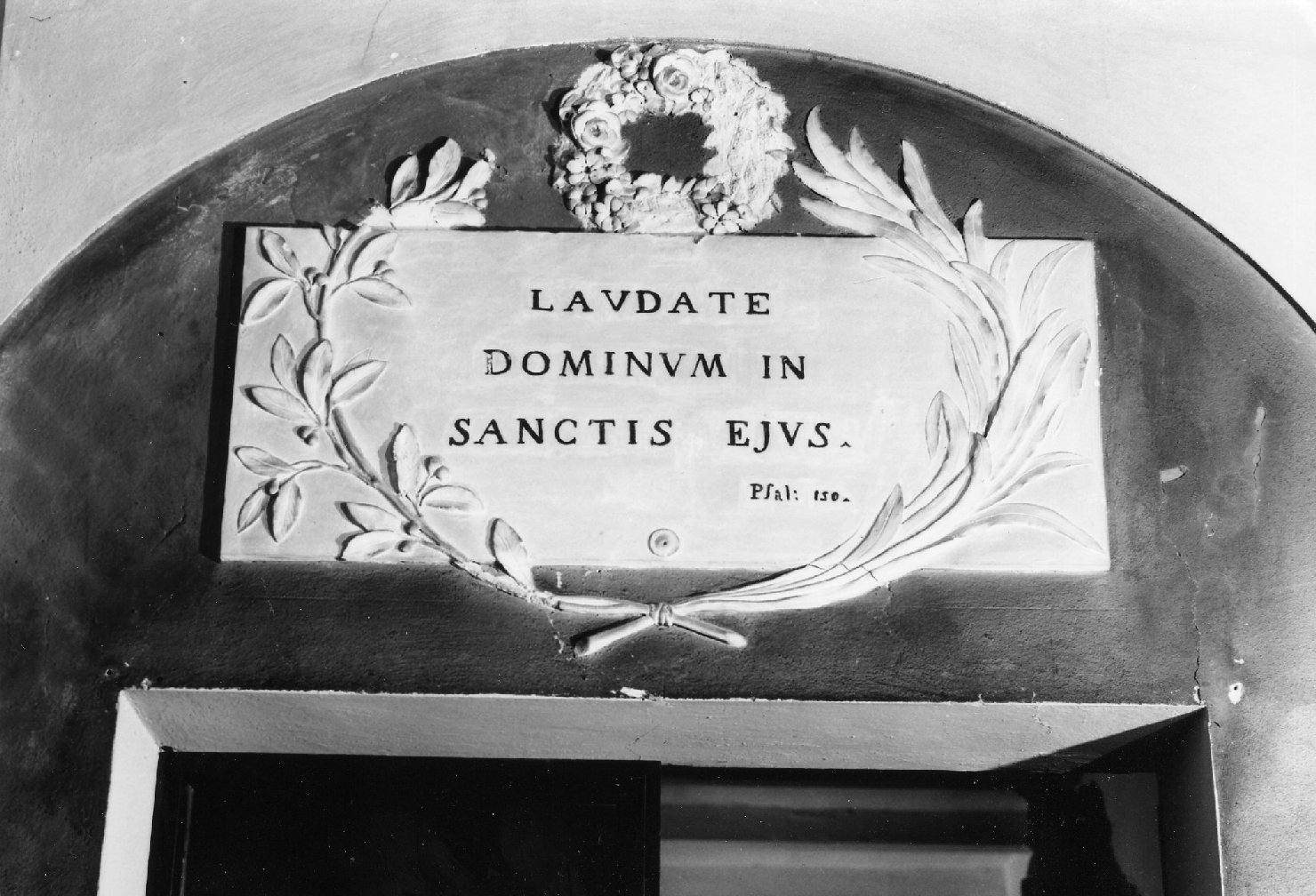 Lapide con palma, ramo e corona di fiori (sovrapporta, elemento d'insieme) - manifattura romagnola (ultimo quarto XVIII)