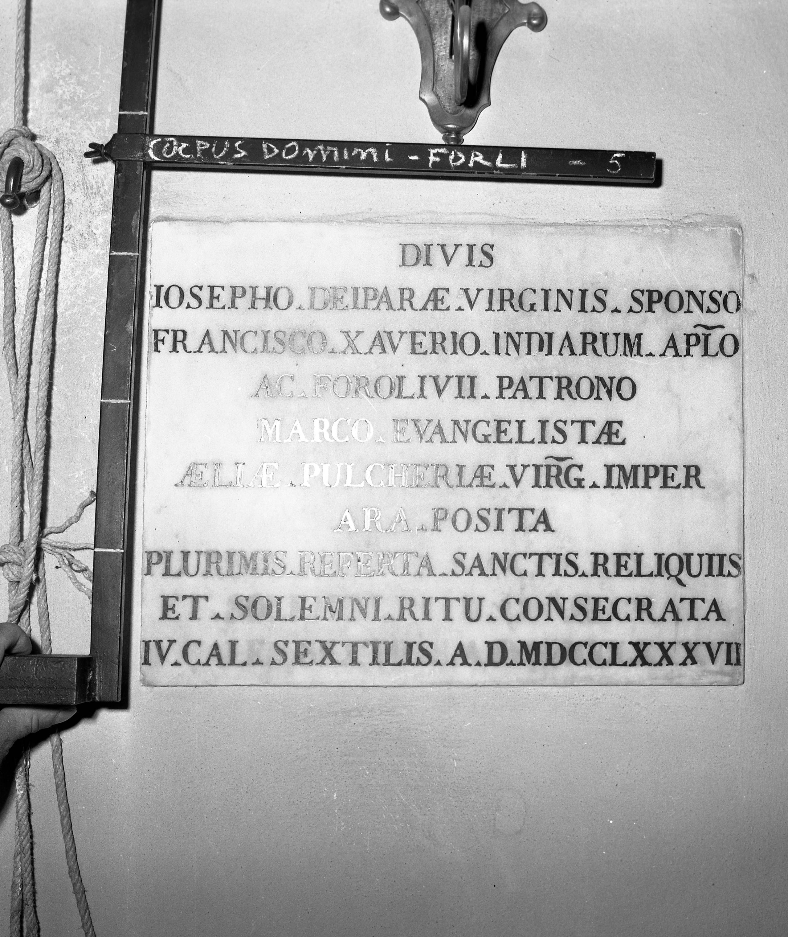 lapide commemorativa, opera isolata - manifattura romagnola (ultimo quarto XVIII)