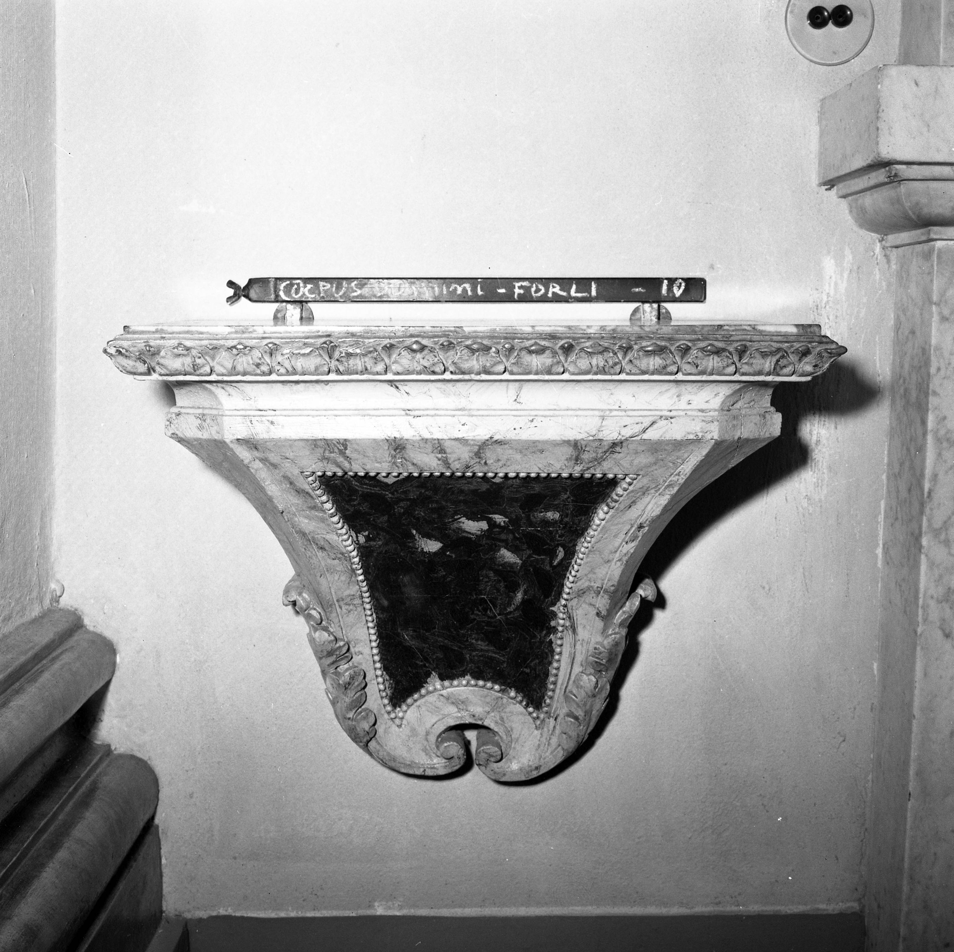 mensola - a voluta, serie - manifattura romagnola (ultimo quarto XVIII)