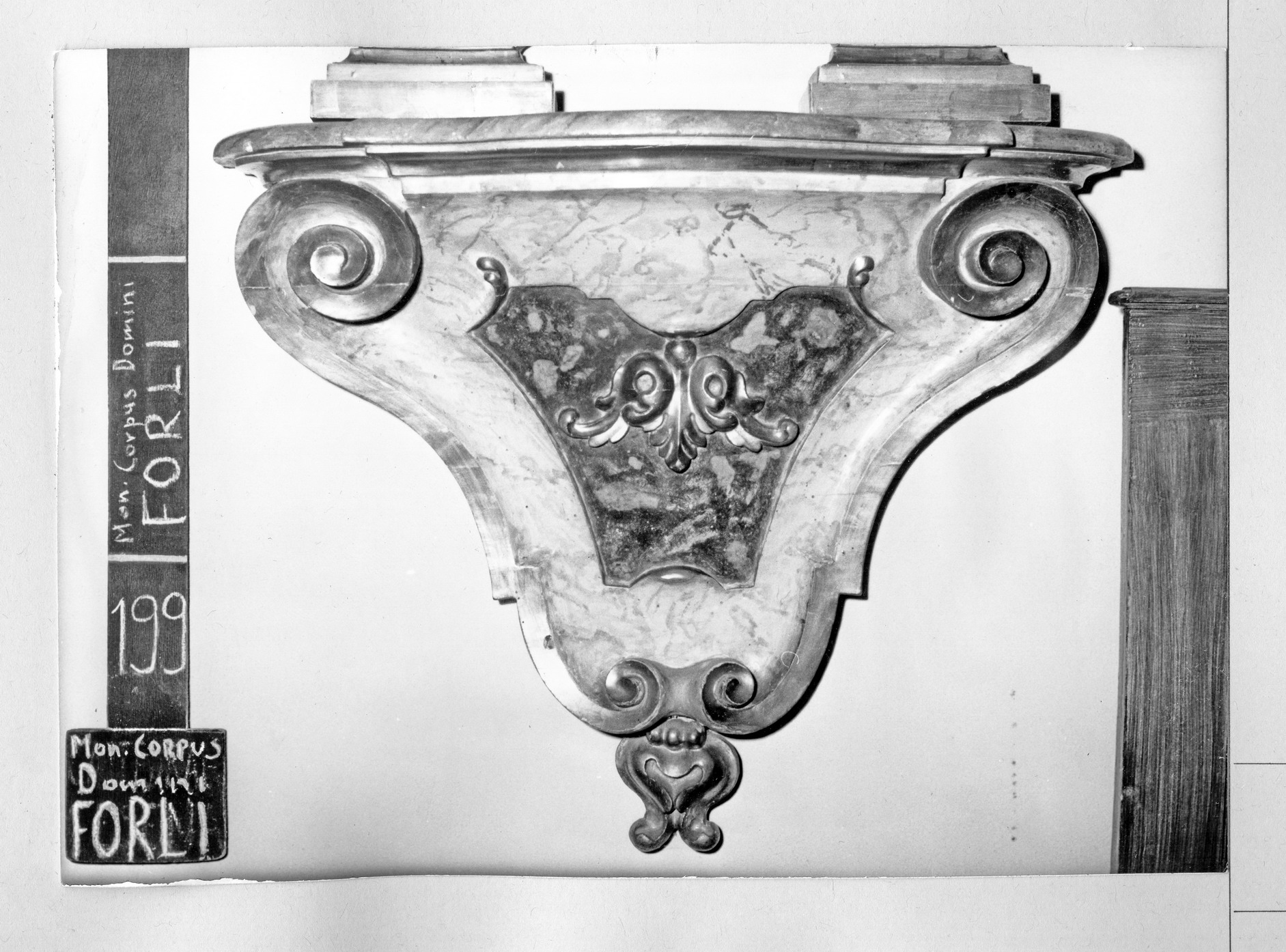 mensola - a voluta, coppia - manifattura emiliana (metà XVIII)