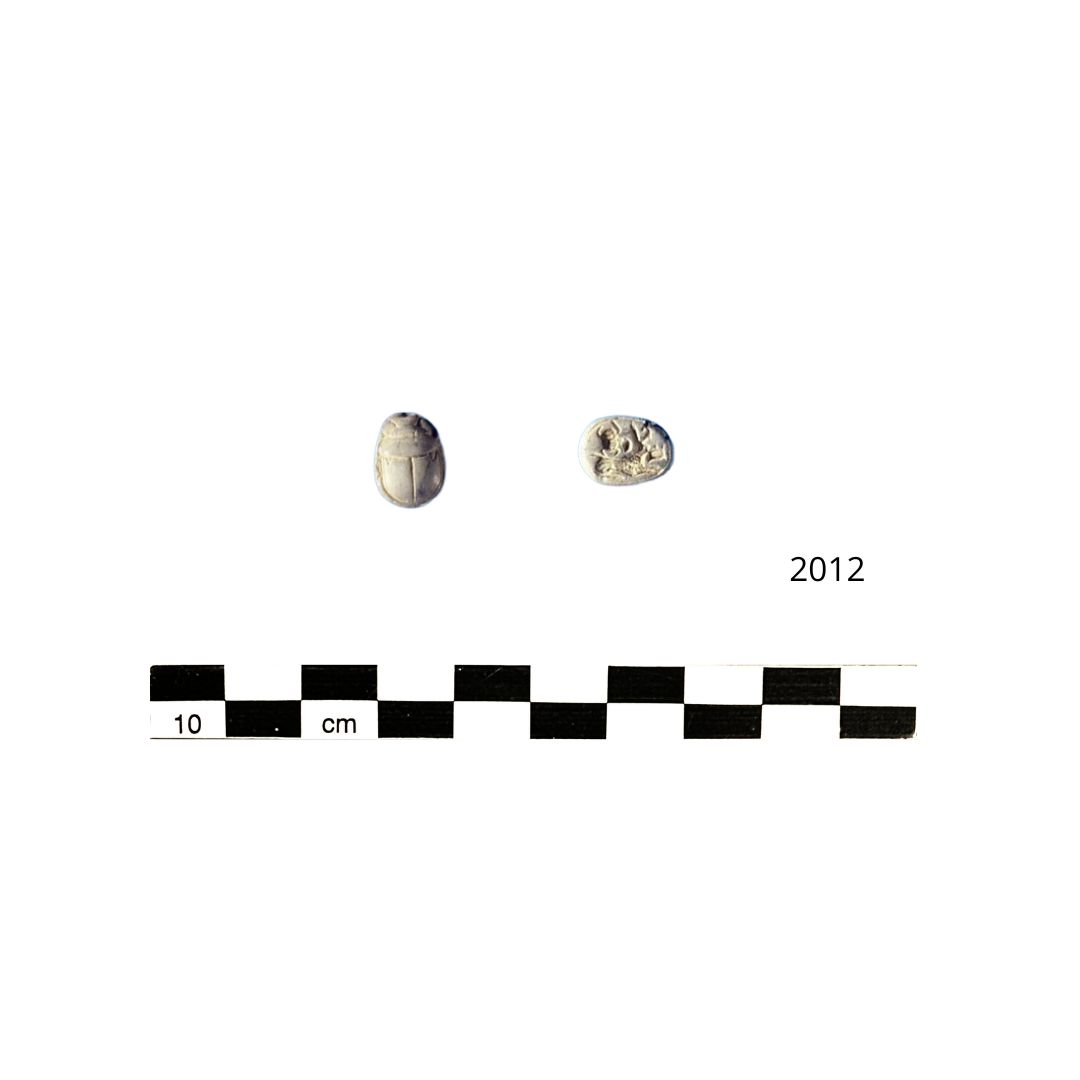 sfinge accovacciata con corona rossa (amuleto/ a forma di scarabeo) - periodo di regno del faraone Tutmosi III (SECOLI/ XV a.C)