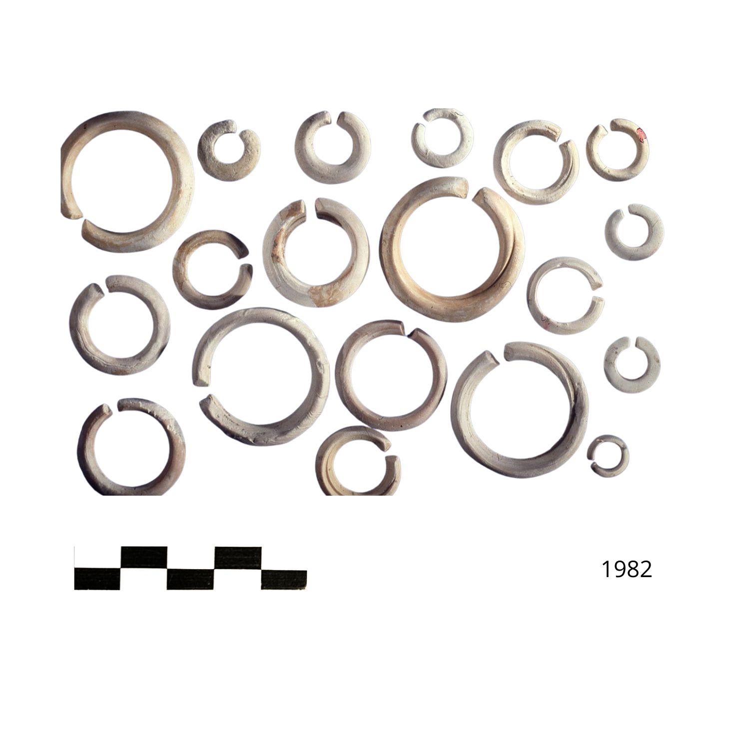 orecchino, diciannove orecchini ad anello - XVIII Dinastia (SECOLI/ ARCHI DI SECOLI/ XVI a.C.-XIII a.C)