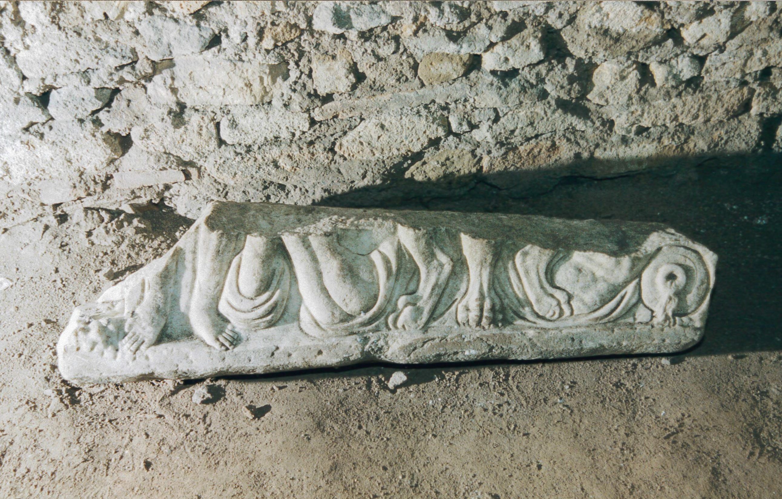 sarcofago/ fronte, Sarcofago con figure umane e zampe leonine (SECOLI/ ARCHI DI SECOLI/ III - IV)