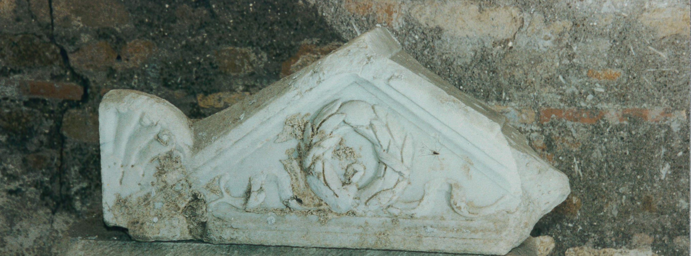 sarcofago/ coperchio a doppio spiovente con acroteri (SECOLI/ II)