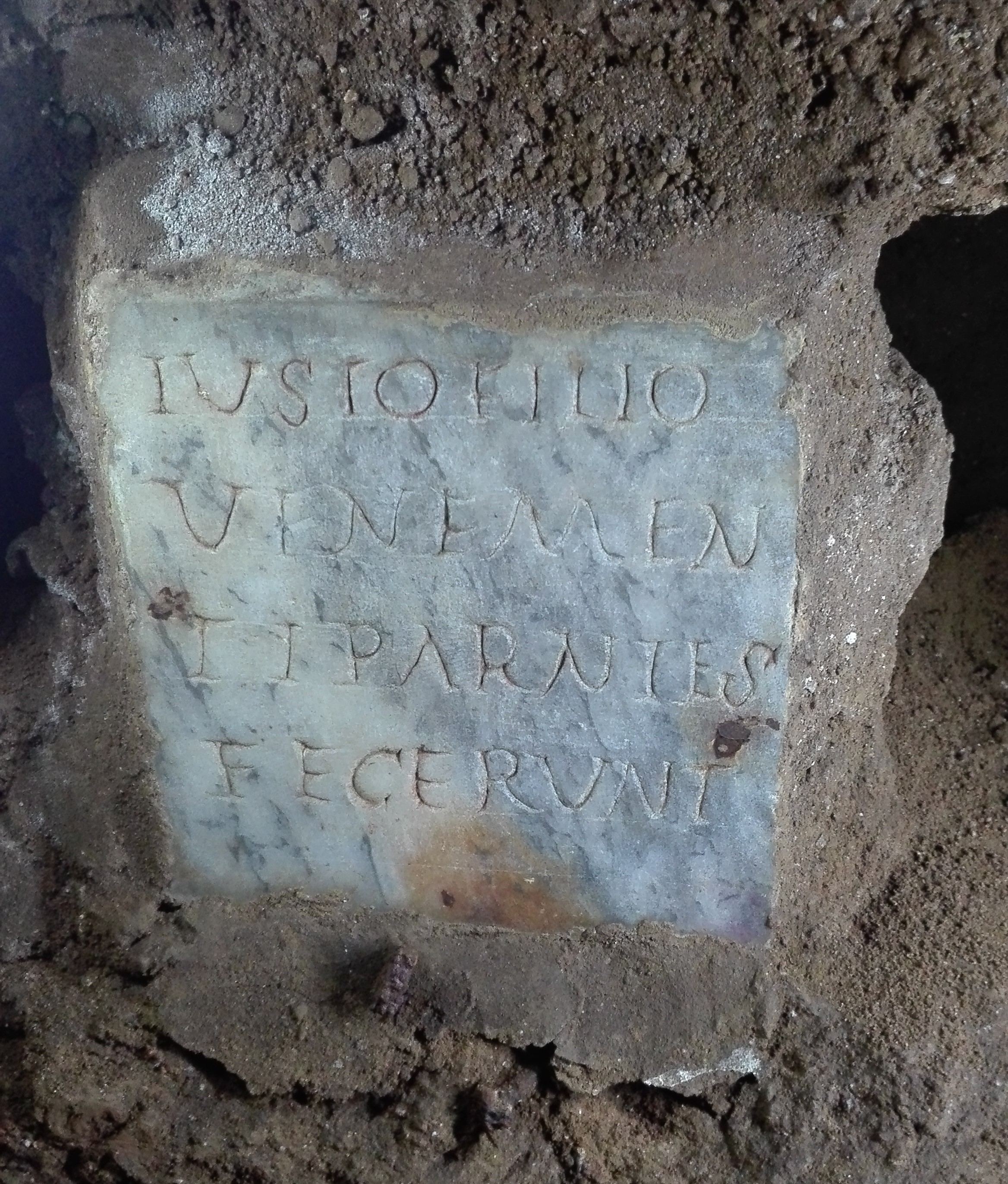 lastra/ di chiusura, Epitafio di Iustus (SECOLI/ ARCHI DI SECOLI/ III - IV)