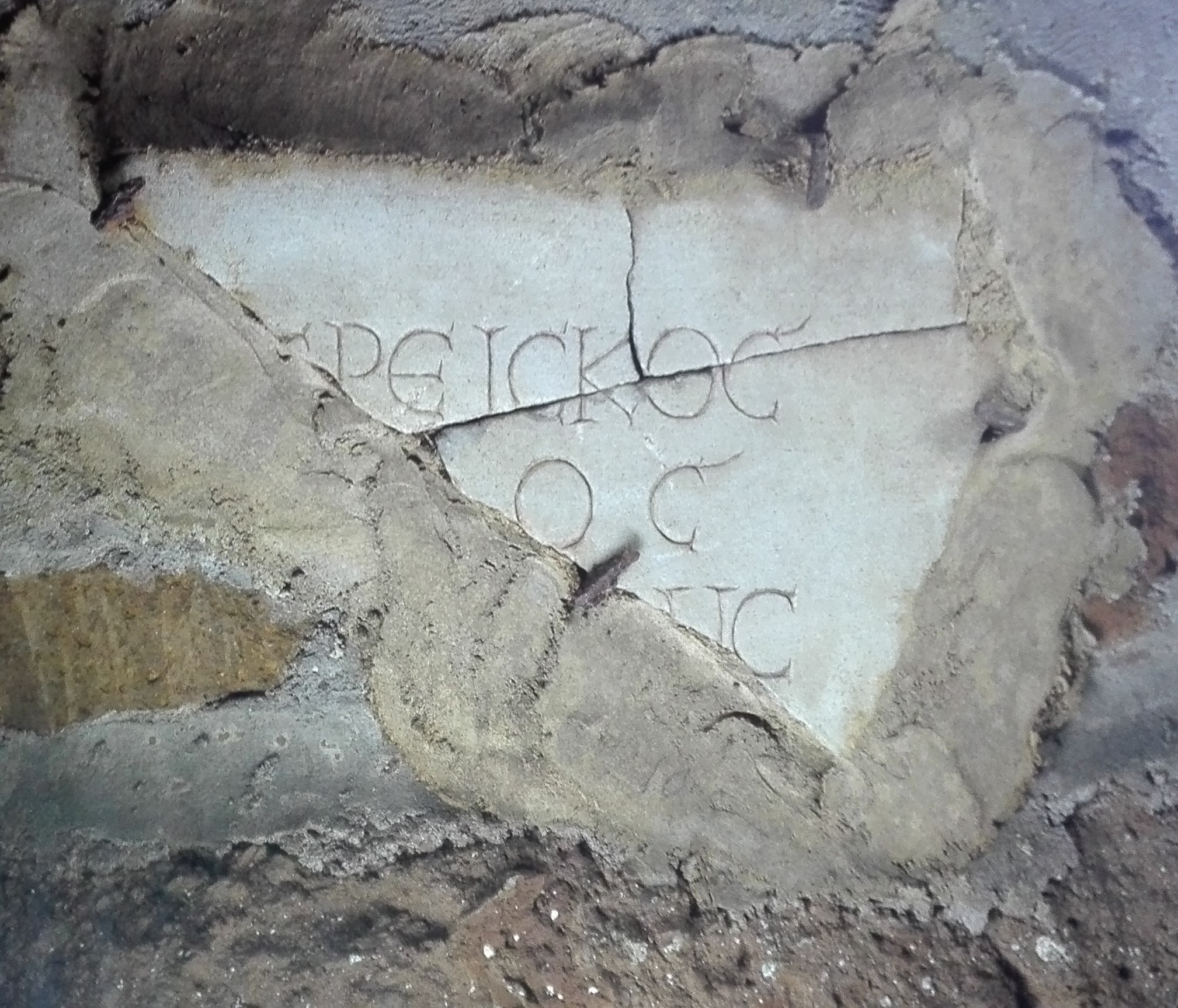 lastra/ di chiusura, Epitafio di Priscus (SECOLI/ ARCHI DI SECOLI/ III - IV)