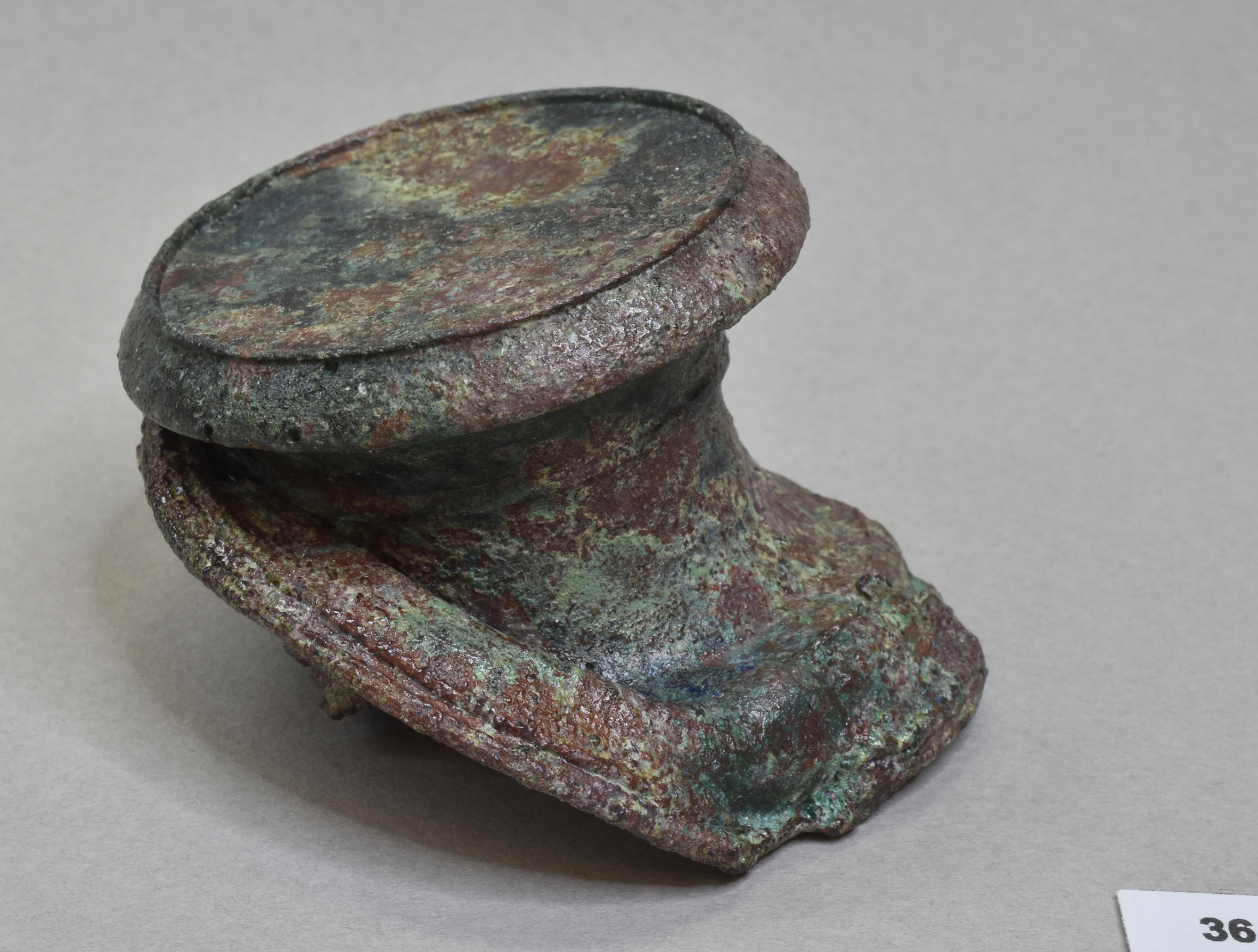 SINGOLO OGGETTO/ base, SECOLI/ ARCHI DI SECOLI/ III-IV d.C