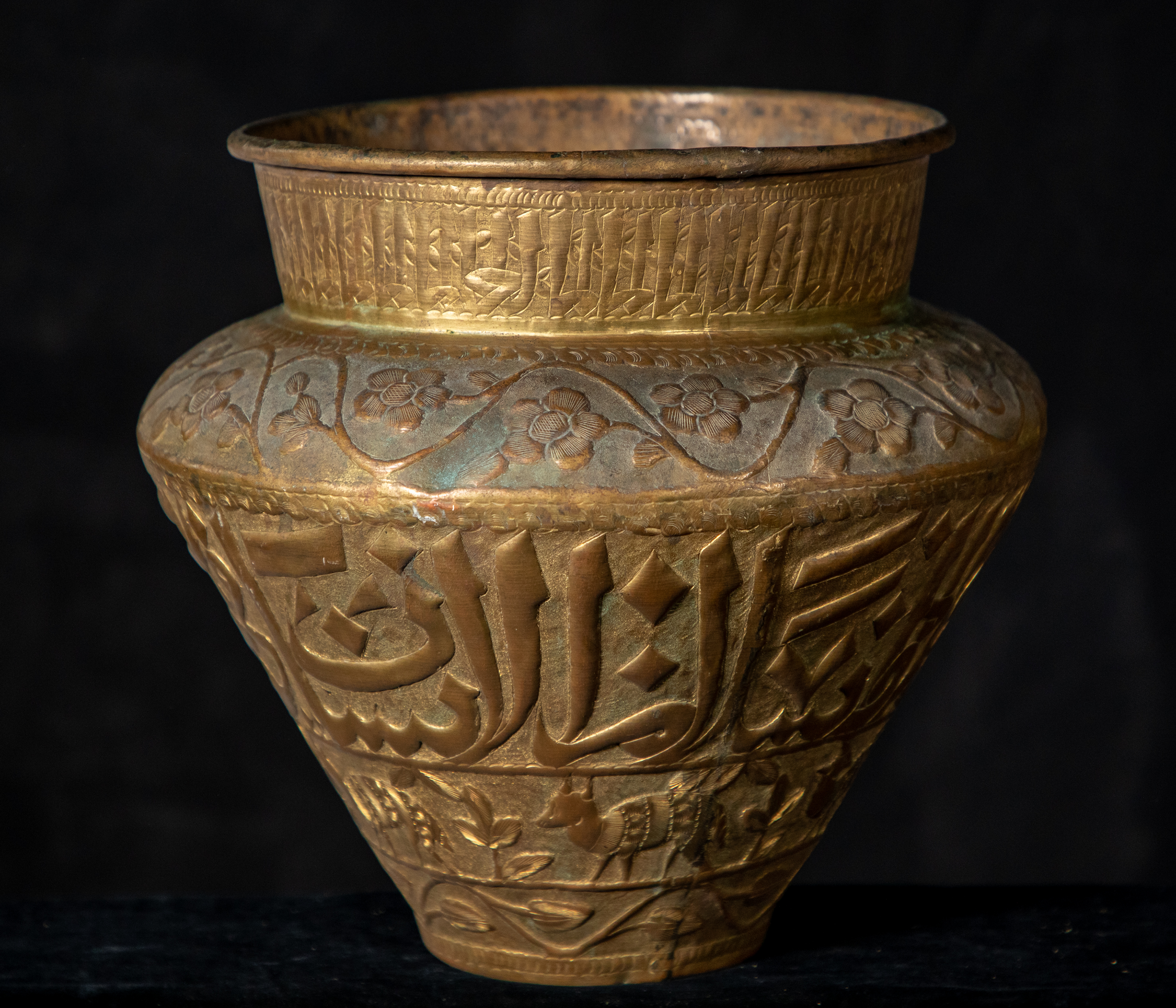 Motivi floreali, Iscrizioni calligrafiche, Figure animali (vaso, opera isolata) - ambito islamico (XIX-XX)