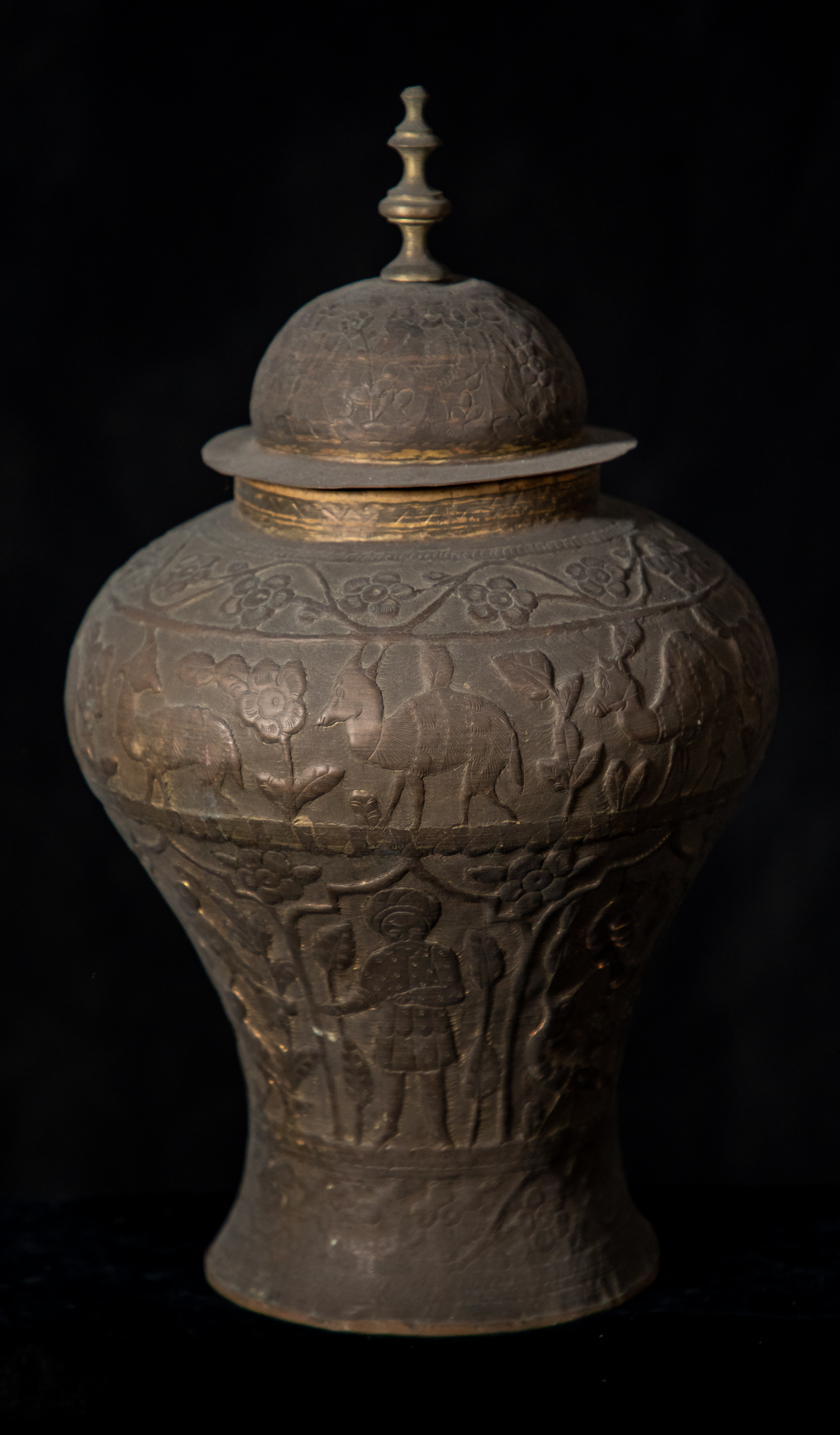 Motivi vegetali, Figure animali e umane (vaso - con coperchio, opera isolata) - ambito islamico (XIX-XX)