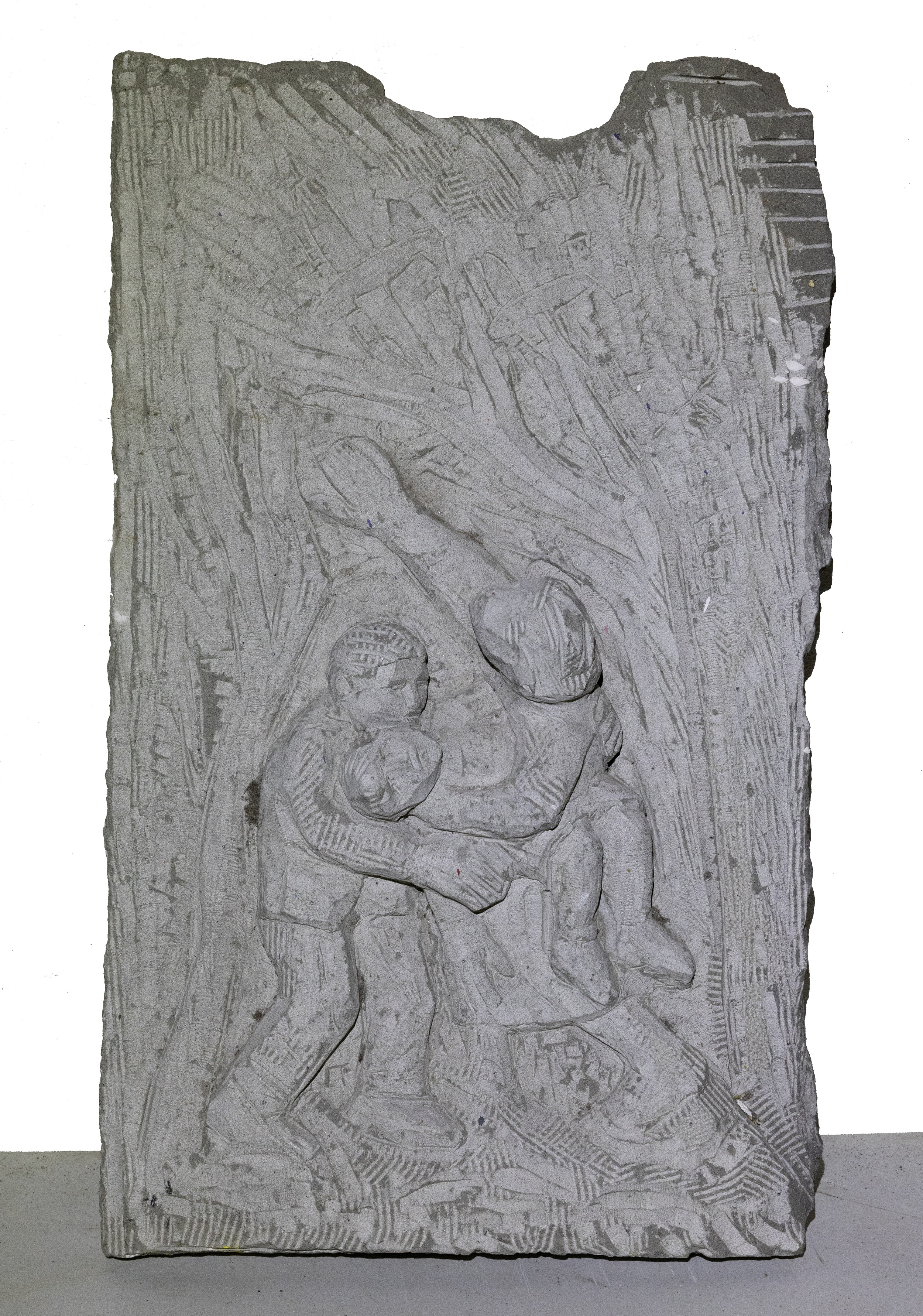 Accidenti a voi. La maledizione di un padre, Gruppo di adulti e bambini durante un bombardamento (rilievo) di Terreni Gino (primo quarto XXI)