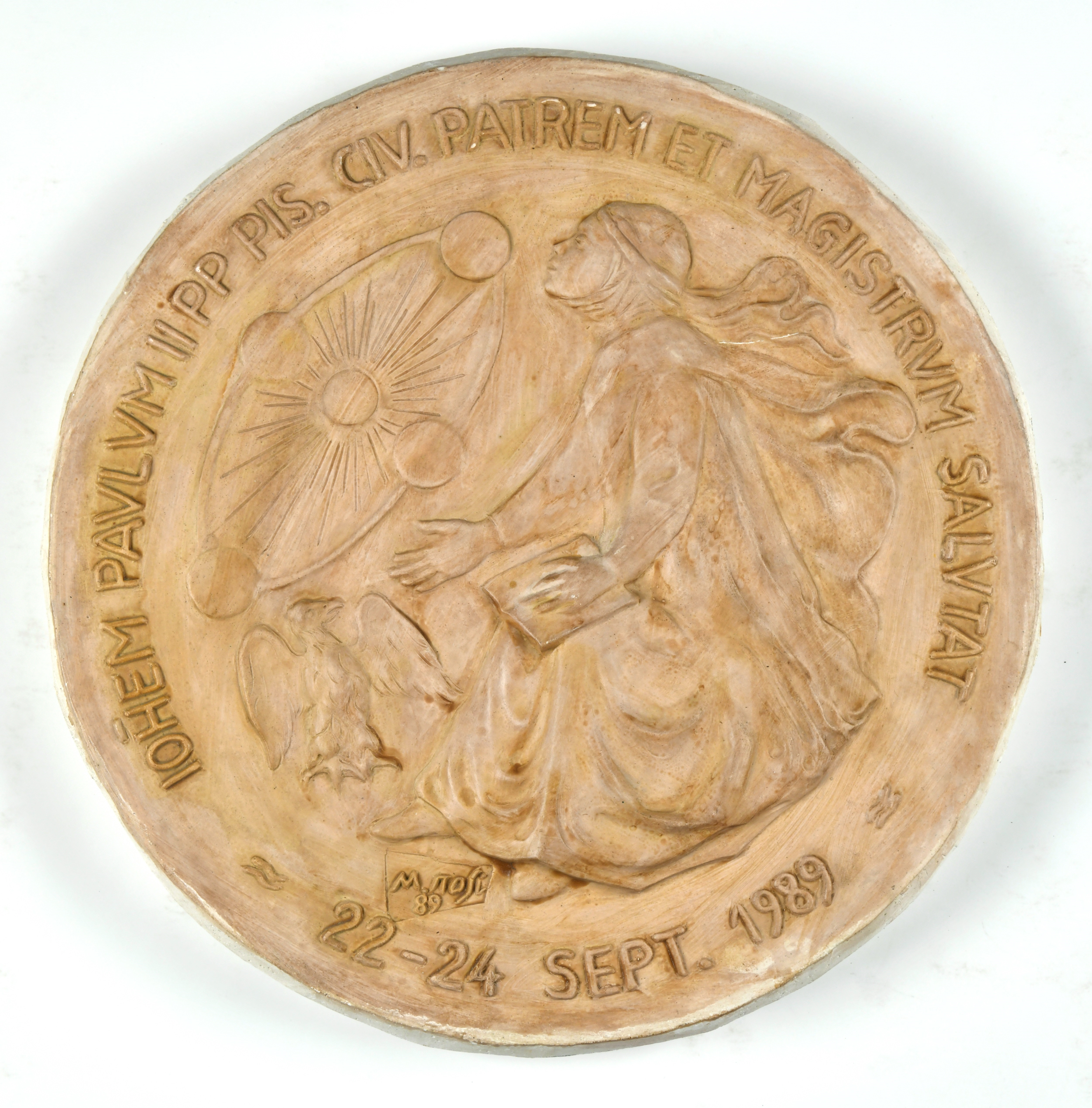 IOHEM PAULUM II PP PIS. CIV. PATREM ET MAGISTRUM SALUTAT 22-24 SEPT. 1989, Allegoria della Scienza (scultura) di Rosi Mino (ultimo quarto XX)