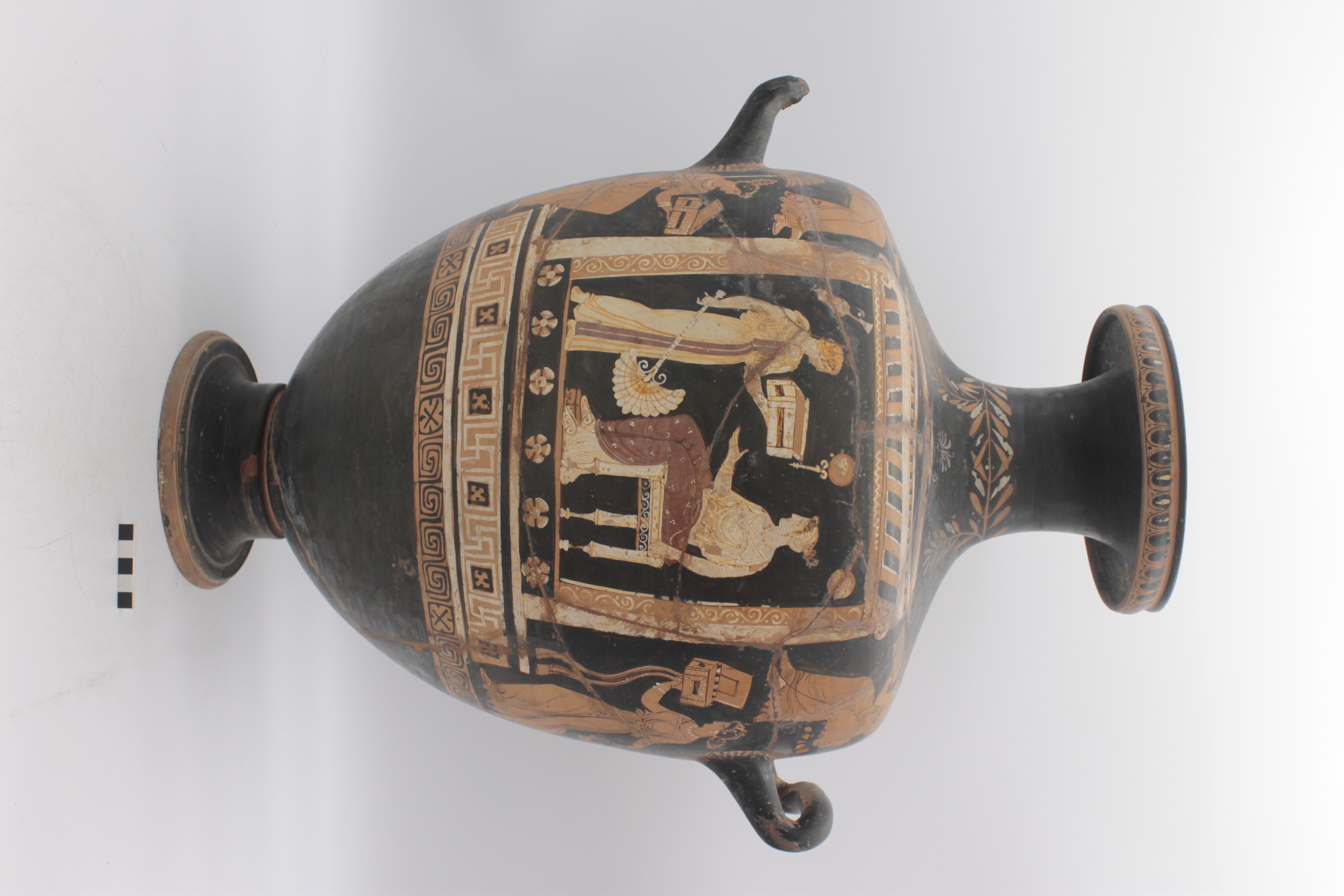 hydria - produzione apula (terzo quarto SECOLI/ IV a.C)