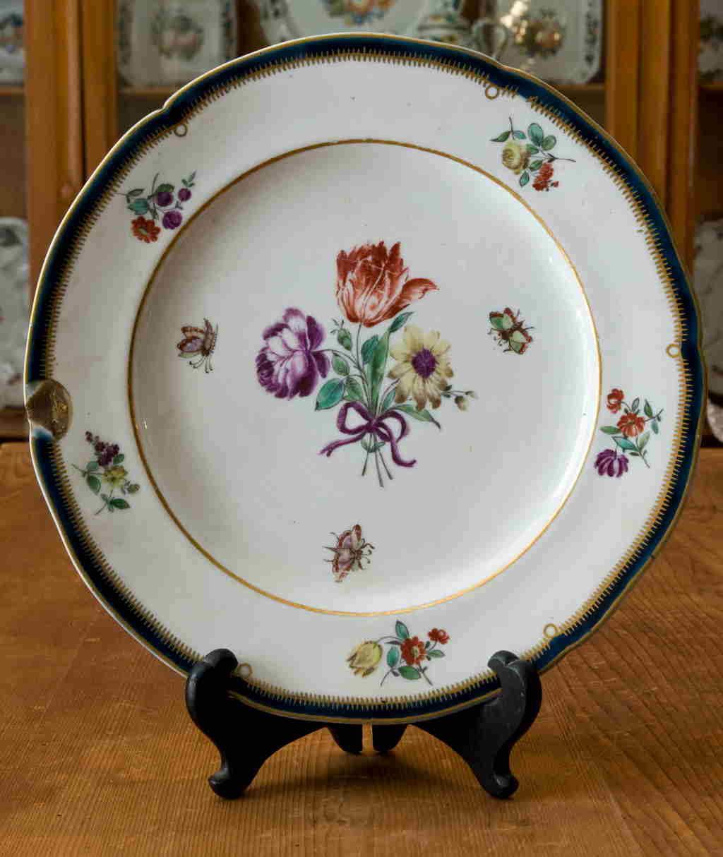 mazzo di fiori con motivi decorativi geometrici e vegetali (piatto) di Manifattura Cozzi (XVIII-XIX)