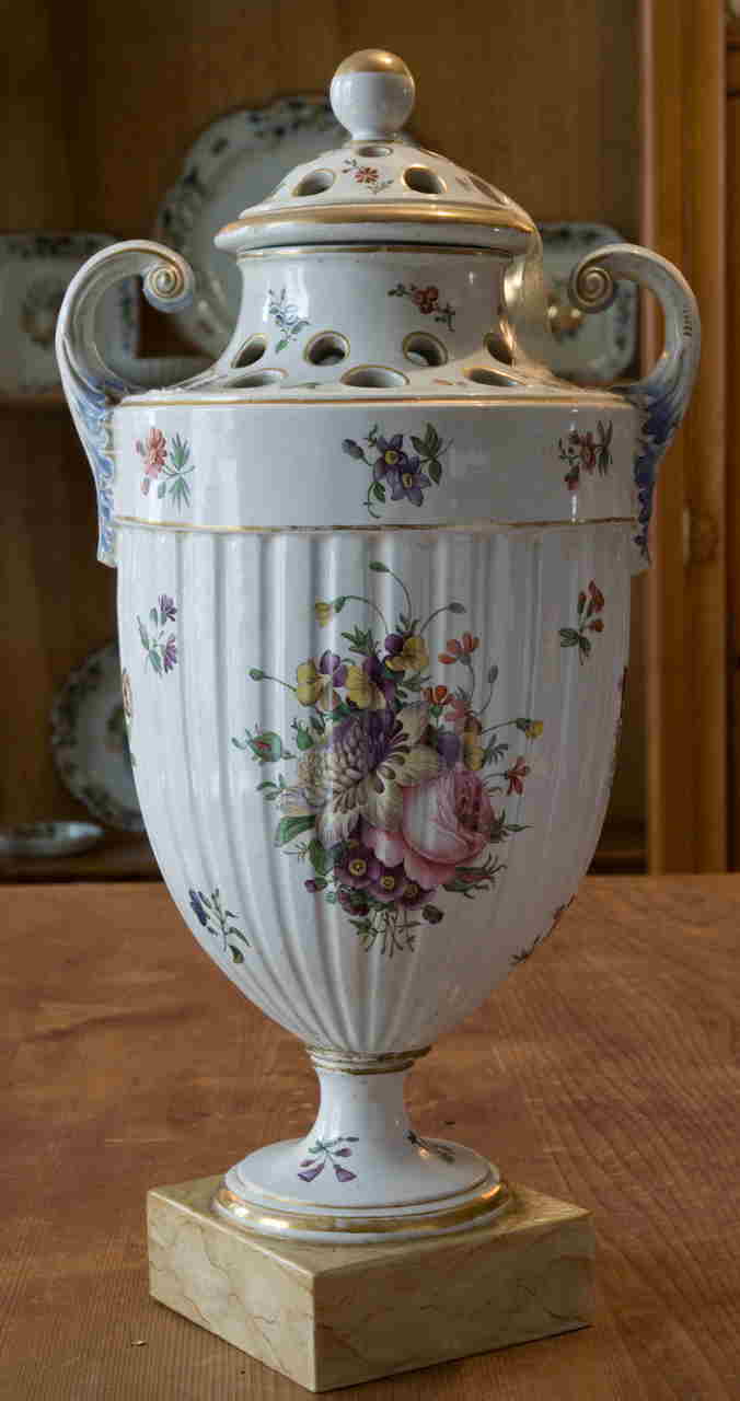 motivi decorativi vegetali e geometrici (vaso - portafiori) di Manifattura Ginori (XIX)