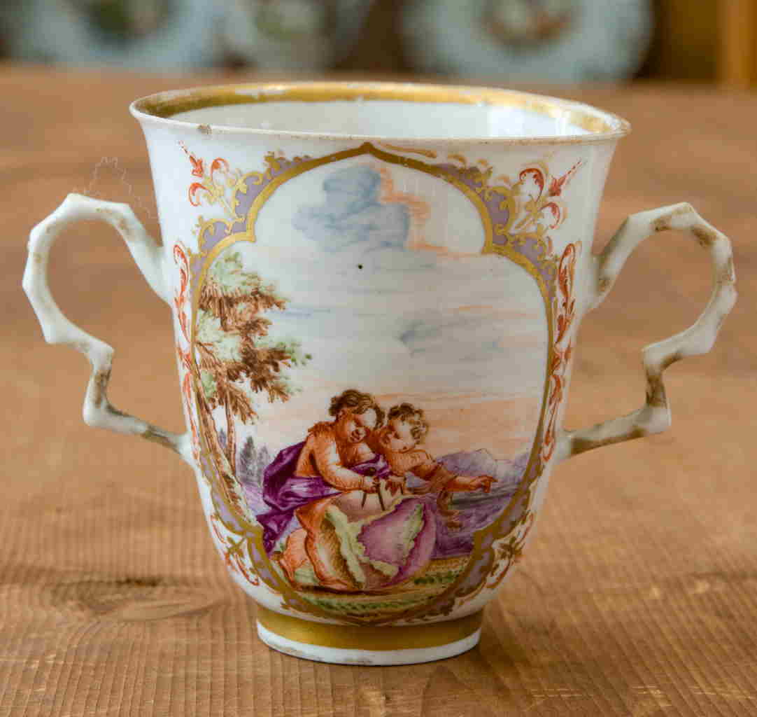allegorie dell'Europa e dell'Asia con motivi decorativi geometrici e vegetali (tazza da cioccolata) di Manifattura di Meissen (XVIII)
