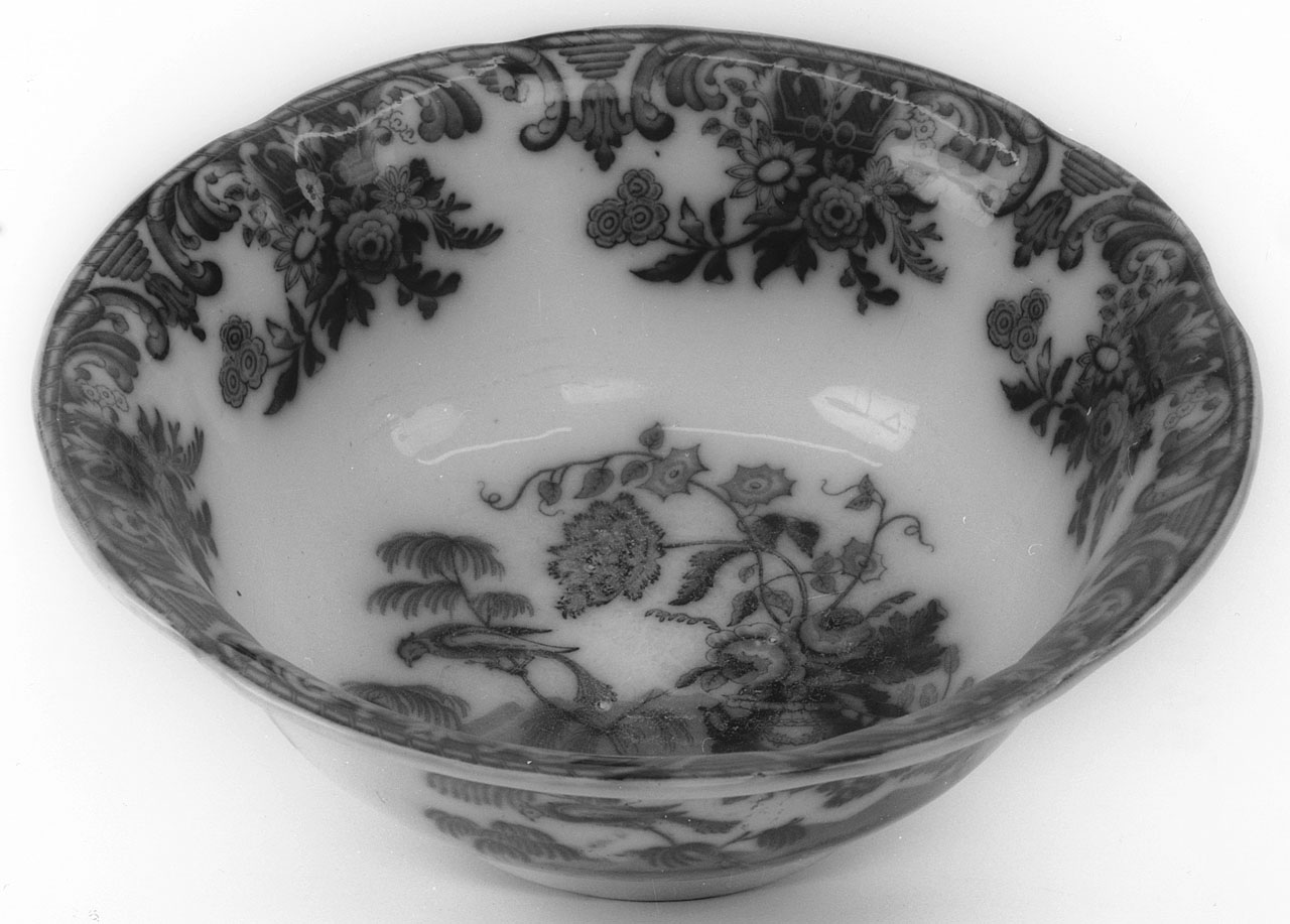 decoro in blu con riprese in oro raffigurante fiori e motivi decorativi a rocaille (catinella) - manifattura italiana (?) (seconda metà XIX)