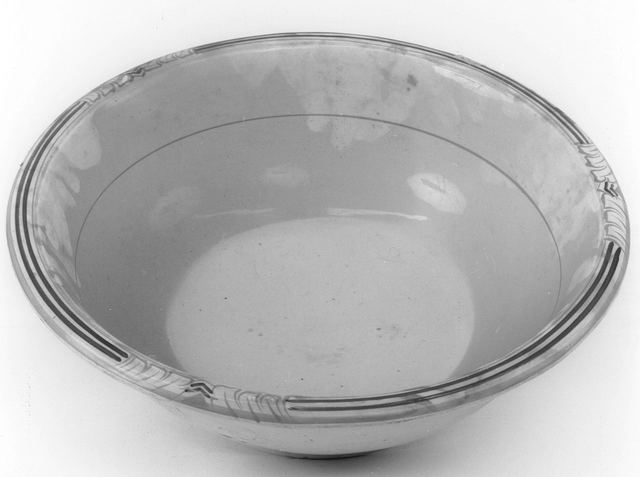 decoro a filettature arancio e verdi intervallati sulla tesa da motivi geometrici (catinella) - manifattura fiorentina (seconda metà XIX)