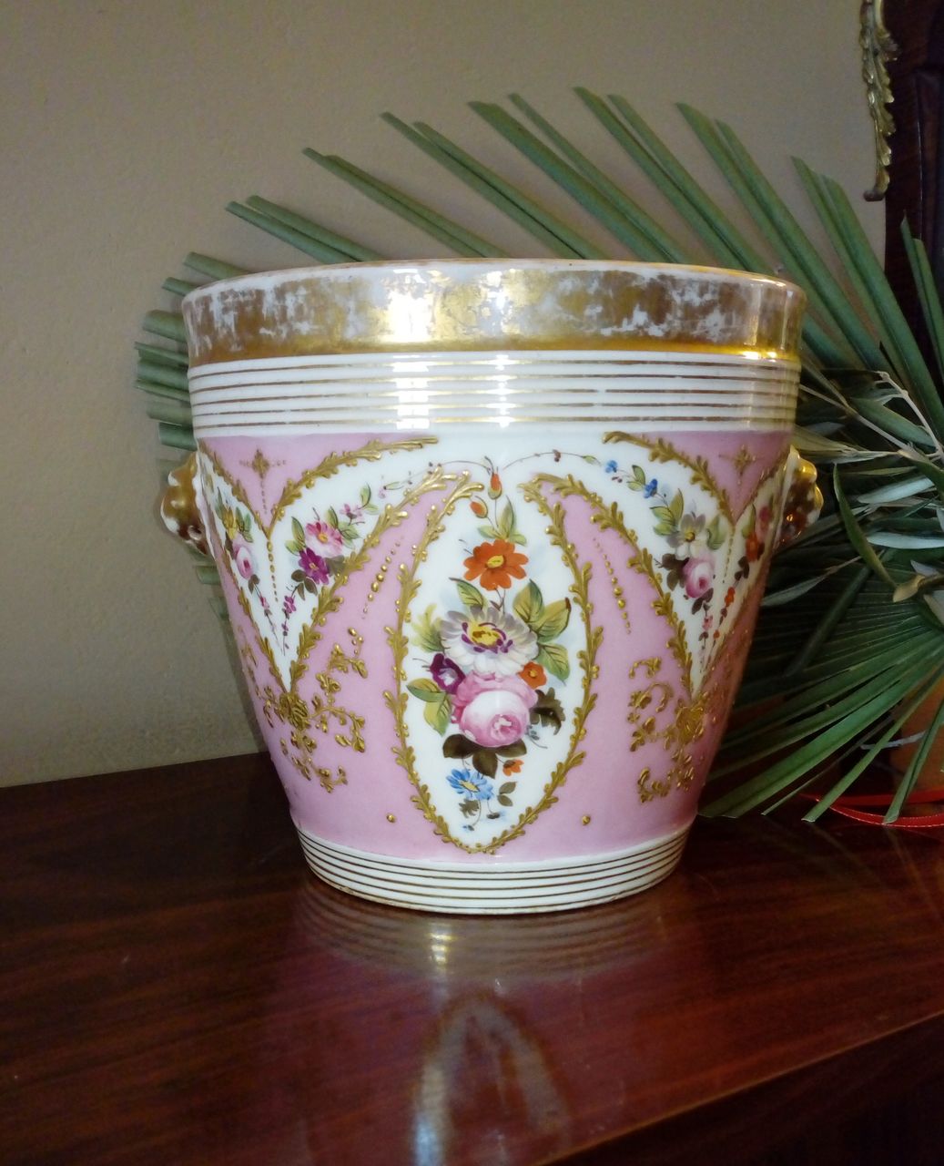 ghiarlande di fiori in policromia e dorate su fondo rosa. Al centro bouquet dipinto in policromia (portavasi, serie) - manifattura francese (XIX)