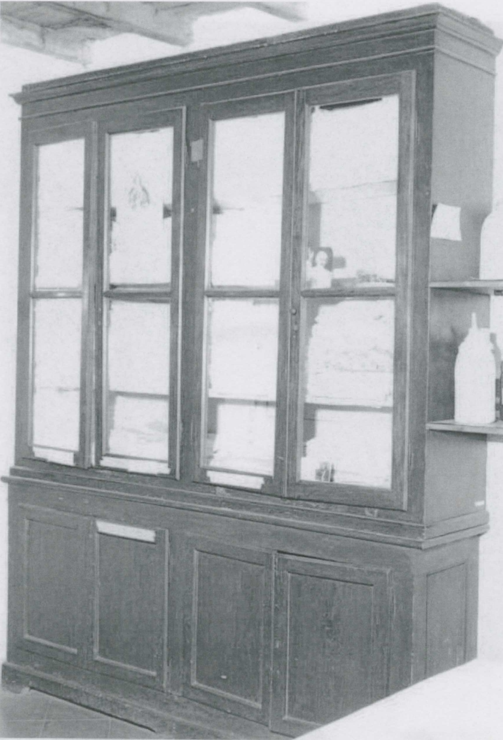 con alzata di 4 ante con vetri (credenza) di Ignoto (bottega) - ambito Italia settentrionale (XIX-XX)