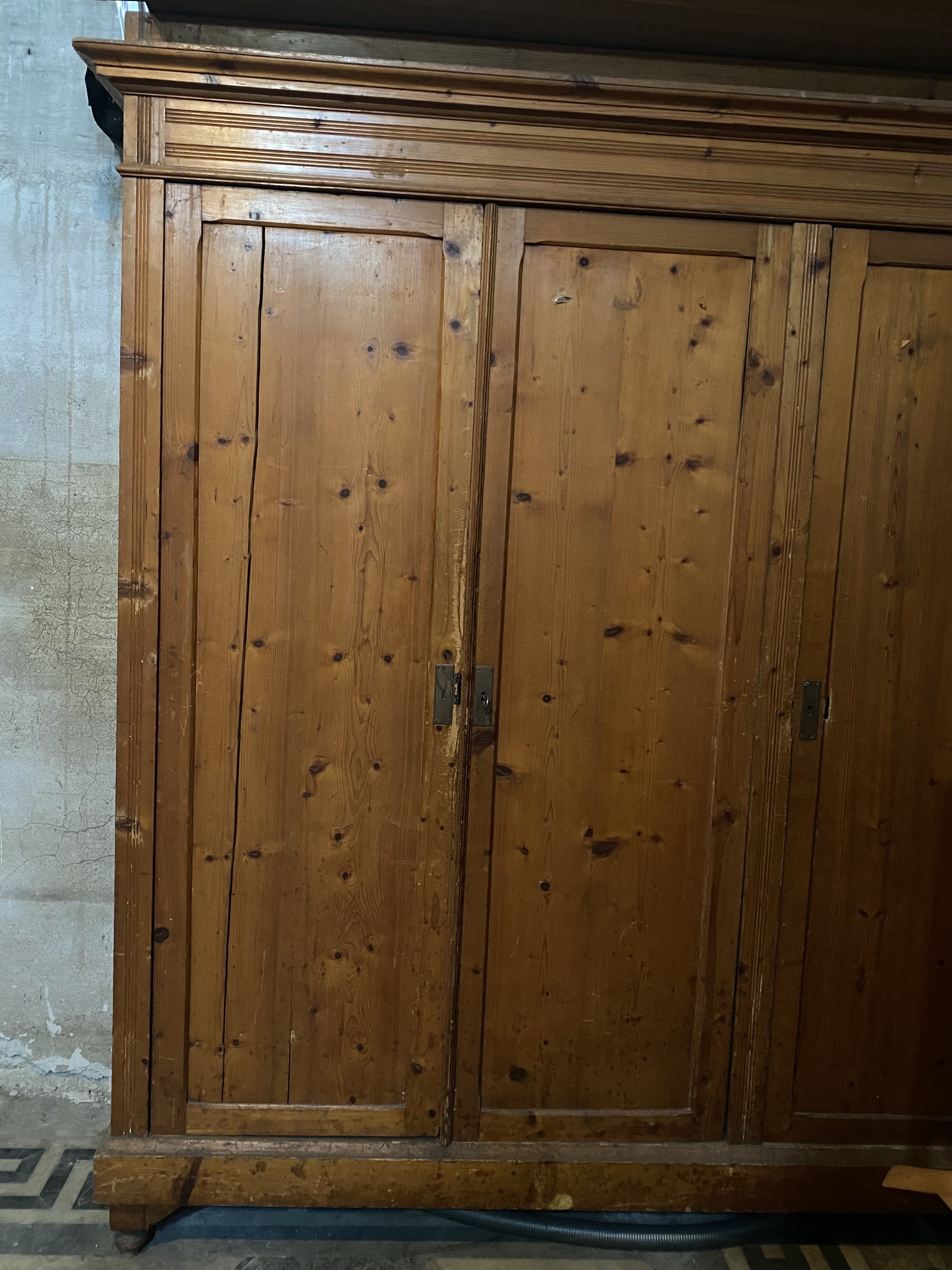 armadio di sacrestia - produzione toscana (seconda metà XX)