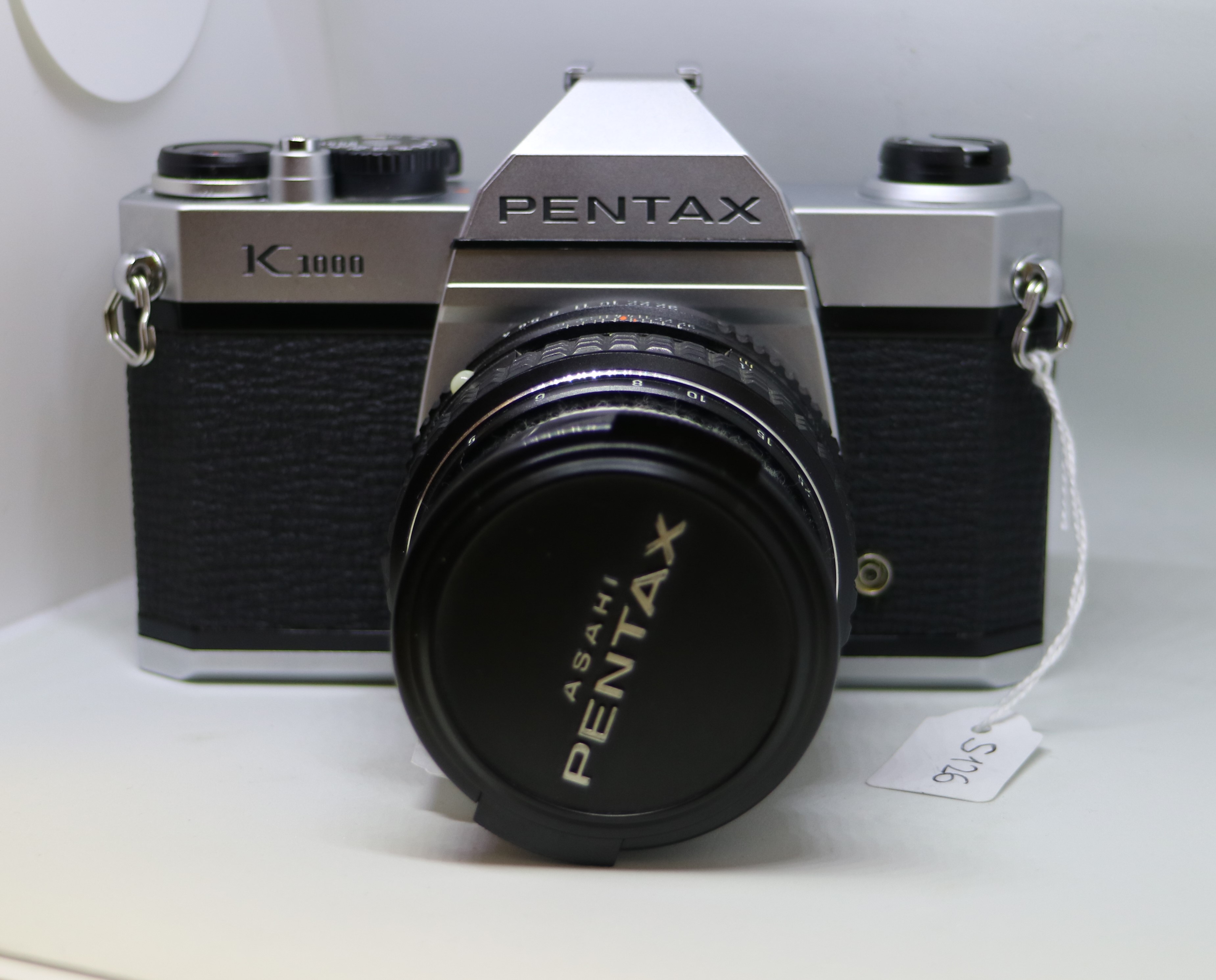 Pentax K1000 (macchina fotografica) - produzione giapponese (ultimo quarto sec. XX)