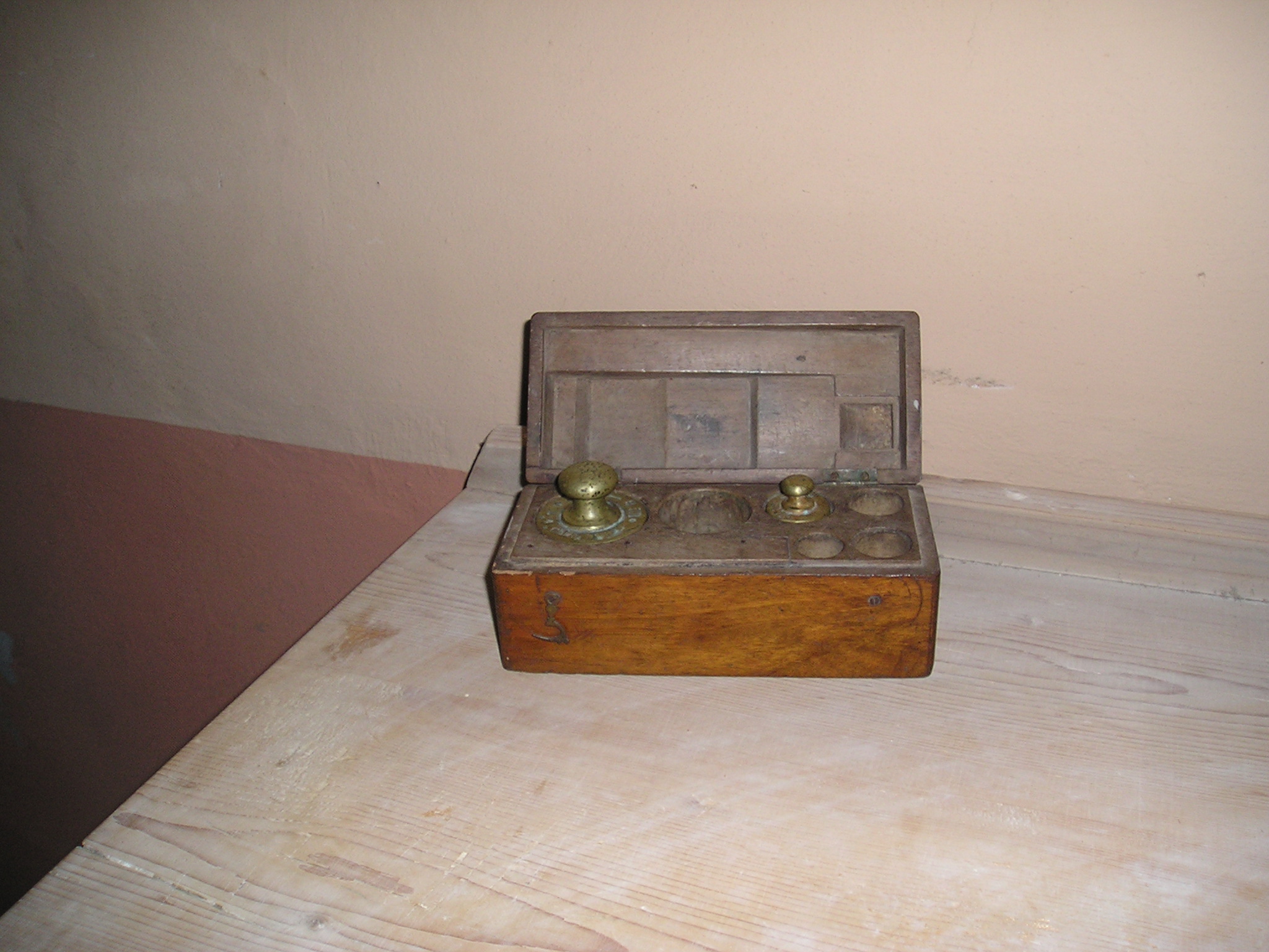 cassetta, porta pesi, ARREDI E SUPPELLETTILI