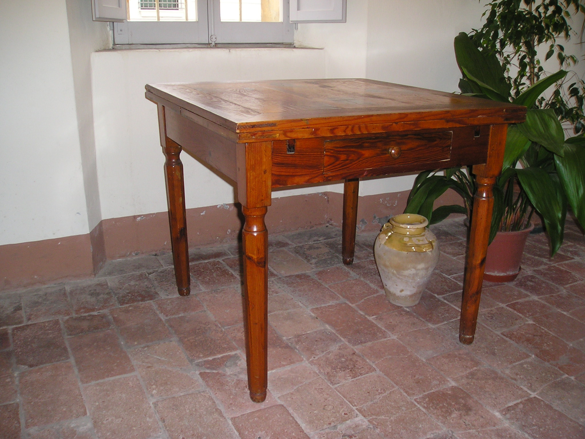 tavolo, ARREDI E SUPPELLETTILI