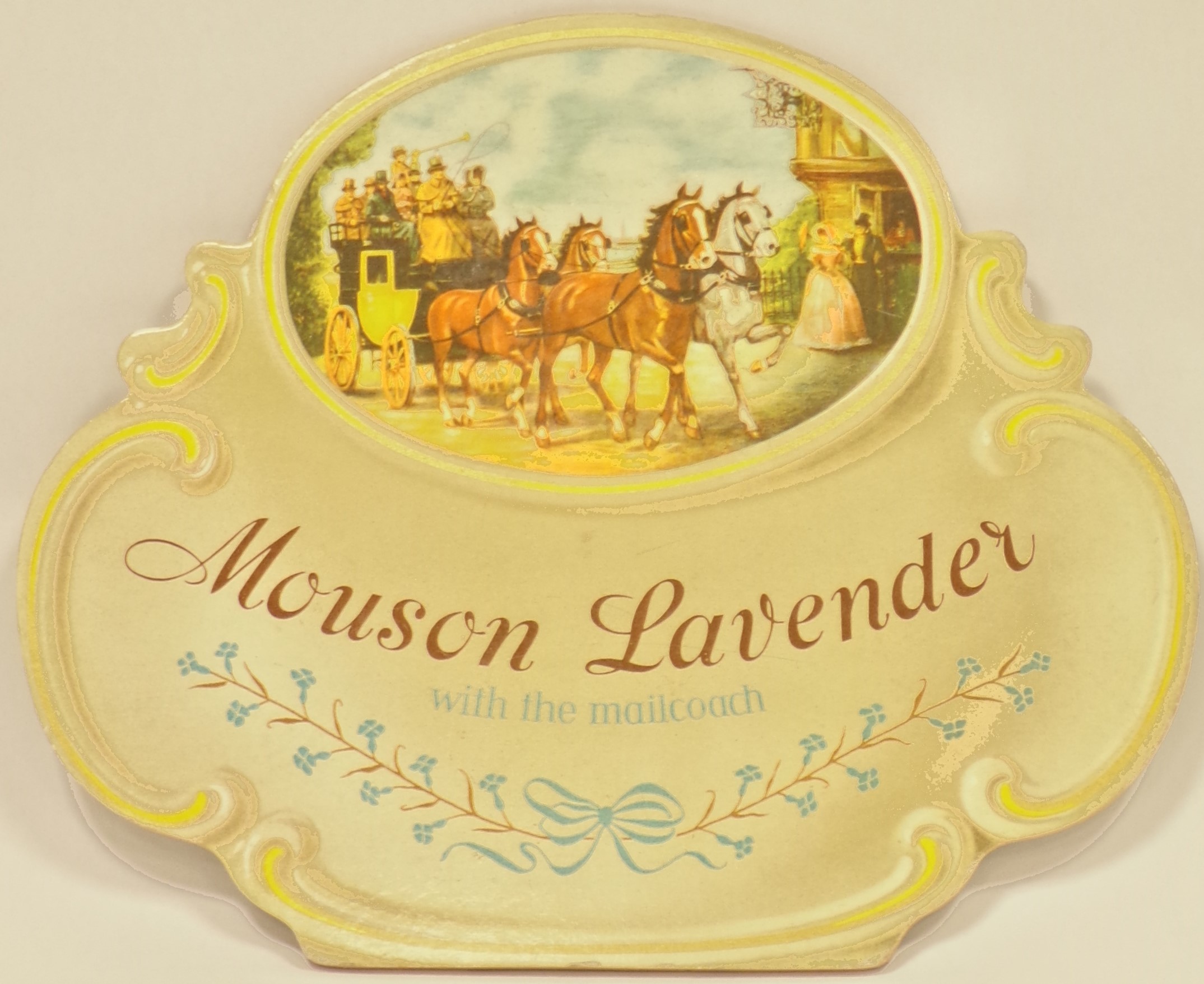 Mouson Lavender with the mailcoach, Formella rocaille con elementi decorativi floreali e dorati e clipeo con scena ottocentesca raffigurante il transito di una carrozza postale davanti a un albergo (Cartello) - ambito tedesco (metà XX)