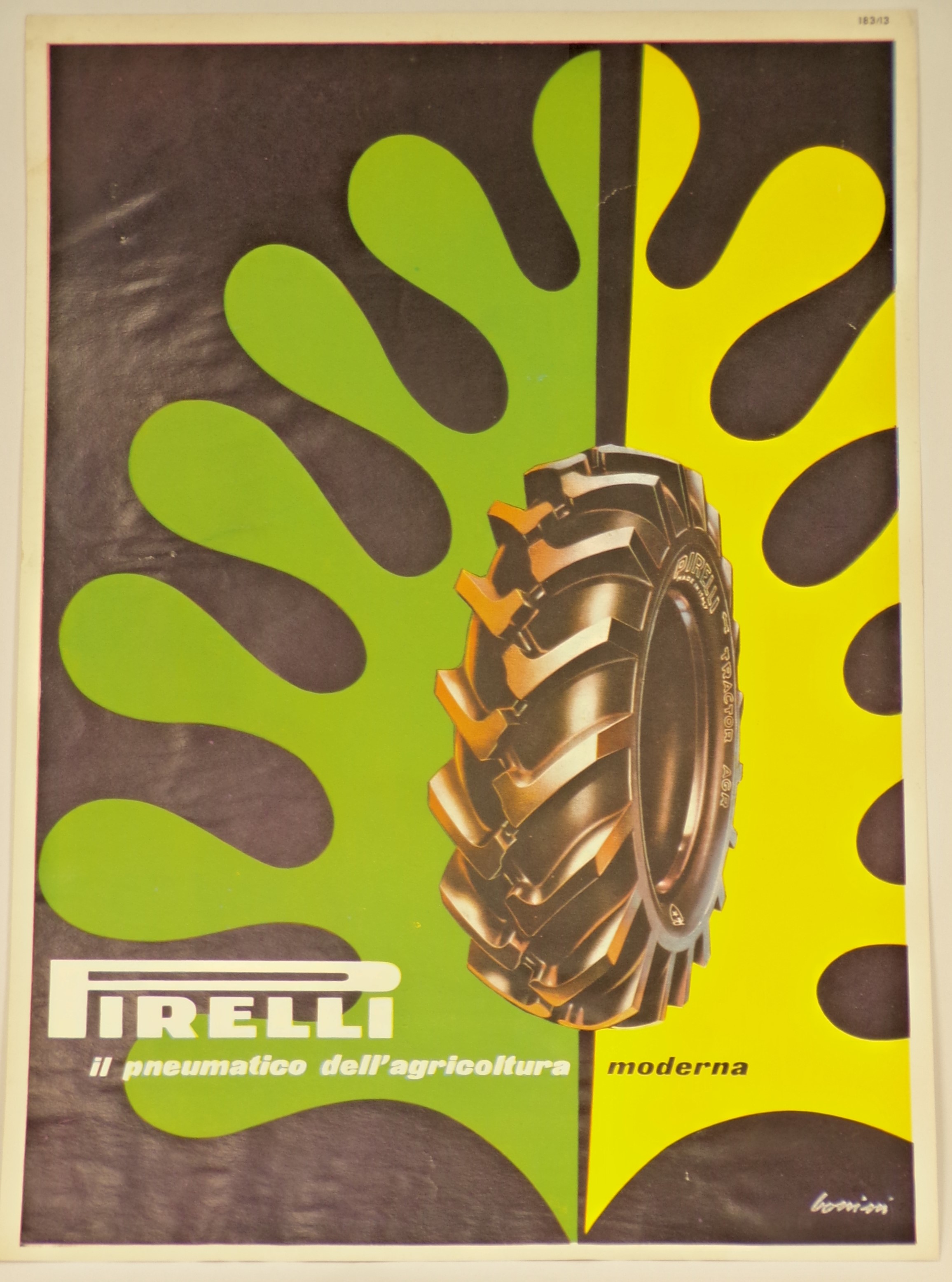 Pirelli il pneumatico dell'agricoltura moderna, pneumatico agricolo e rappresentazione stilizzata di foglia verde e gialla sullo sfondo (locandina) di Bonini Ezio - ambito milanese (metà XX)
