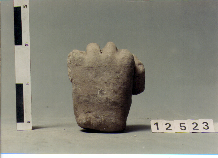 statua/ mano (SECC. III A.C. / IV D.C)