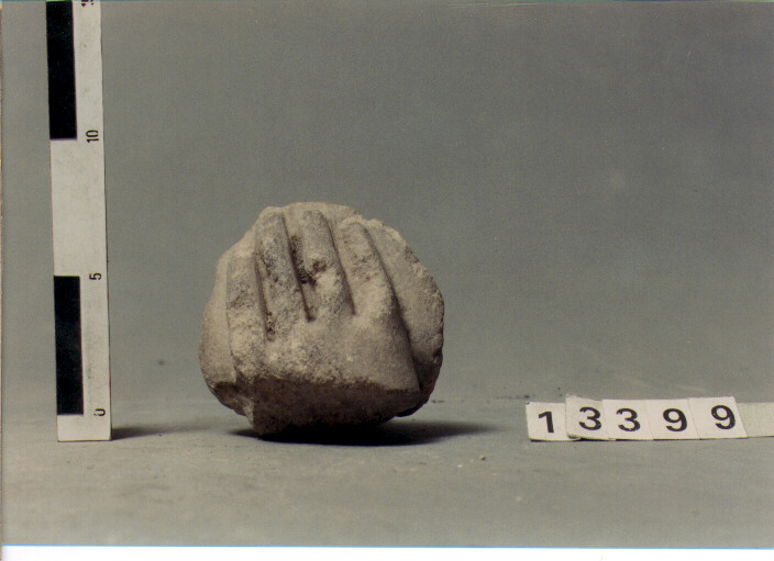 statua/ mano (SECC. III A.C. / IV D.C)