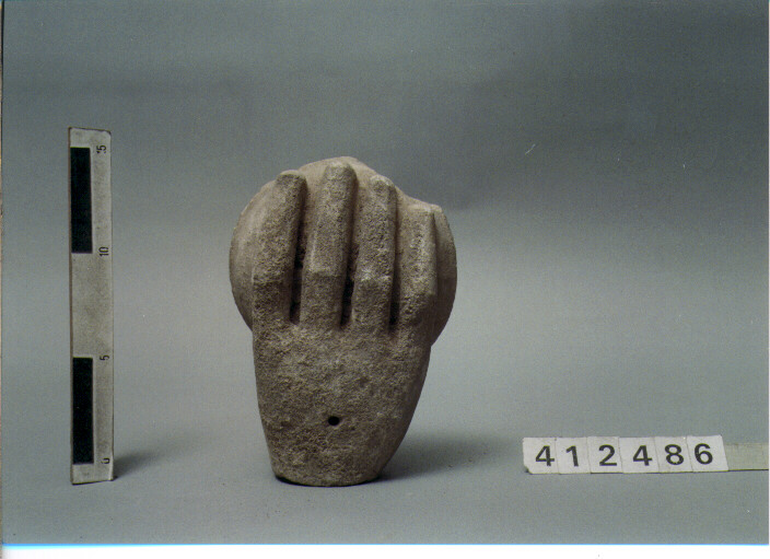 statua/ mano (SECC. III A.C. / IV D.C)