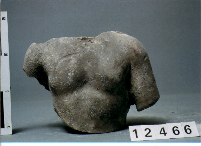 TORSO DI STATUETTA MASCHILE (SECC. III A.C. / IV D.C)