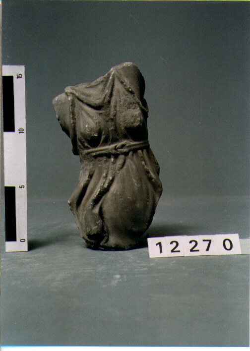 TORSO DI STATUETTA FEMMINILE (SECC. III A.C. / IV D.C)