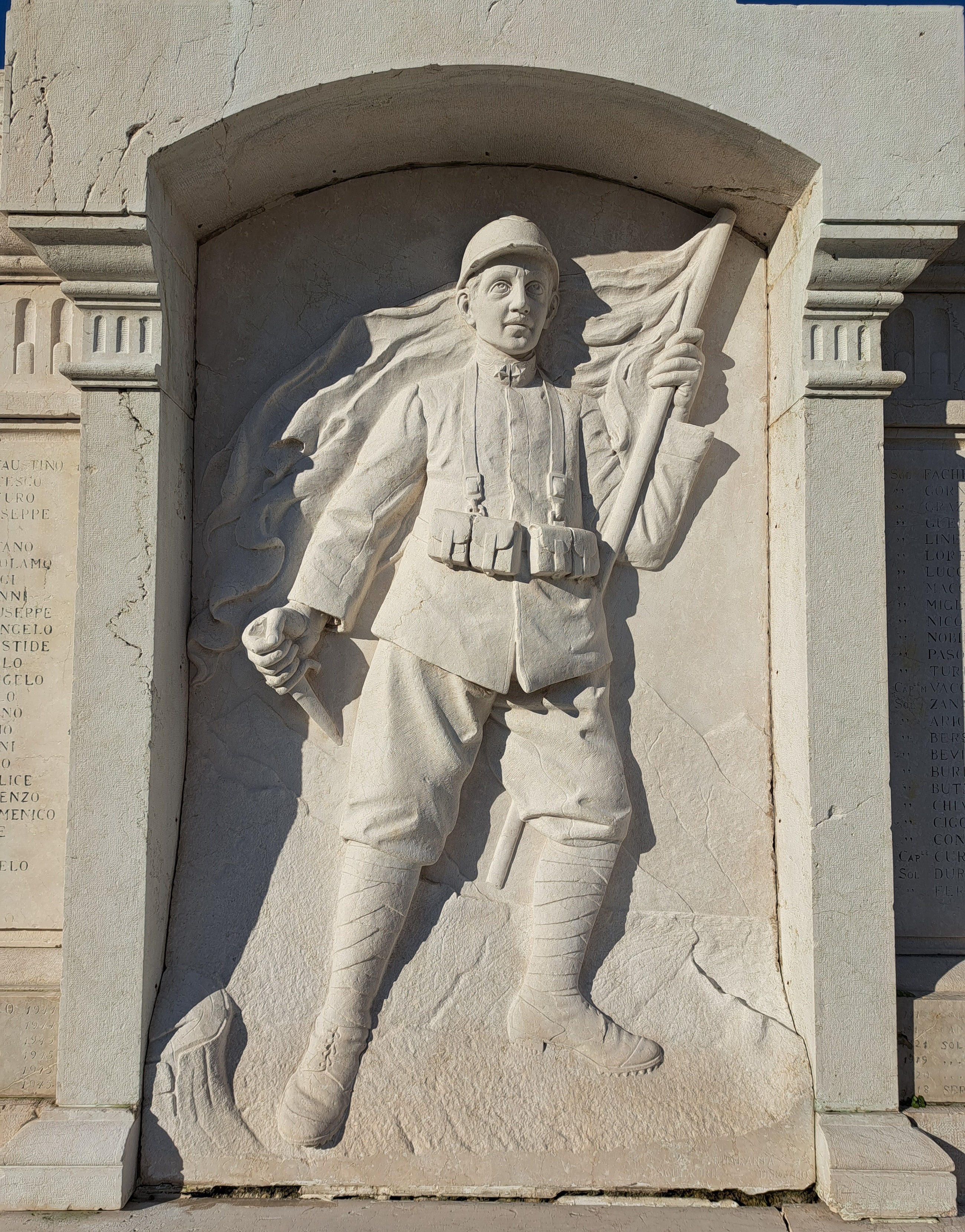 Figura di Soldato che porta la bandiera, Allegoria della Vittoria come Aquila, Stella d'Italia (monumento ai caduti - a stele, opera isolata) di Quaranta F (attribuito) (primo quarto XX)