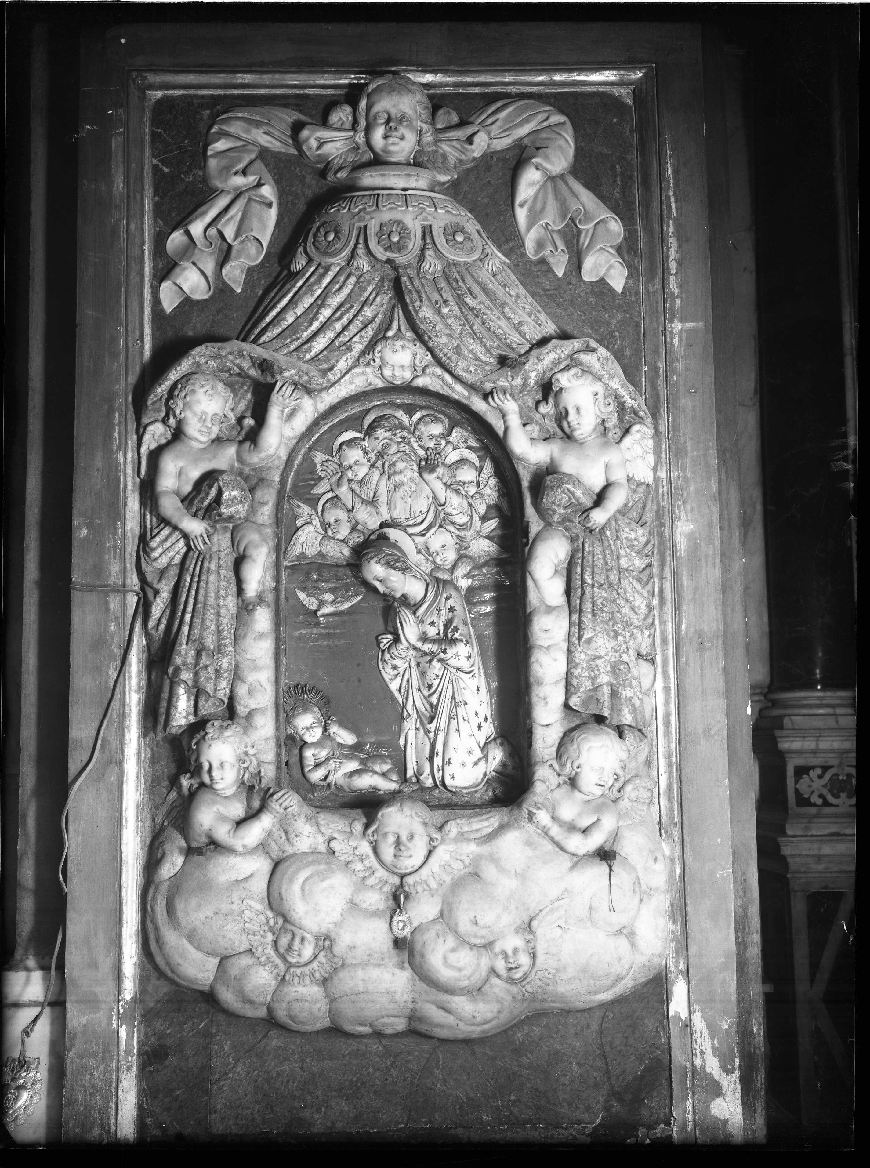 La Vergine adora il Bambino, maioliche (negativo) di Cresta (XX)