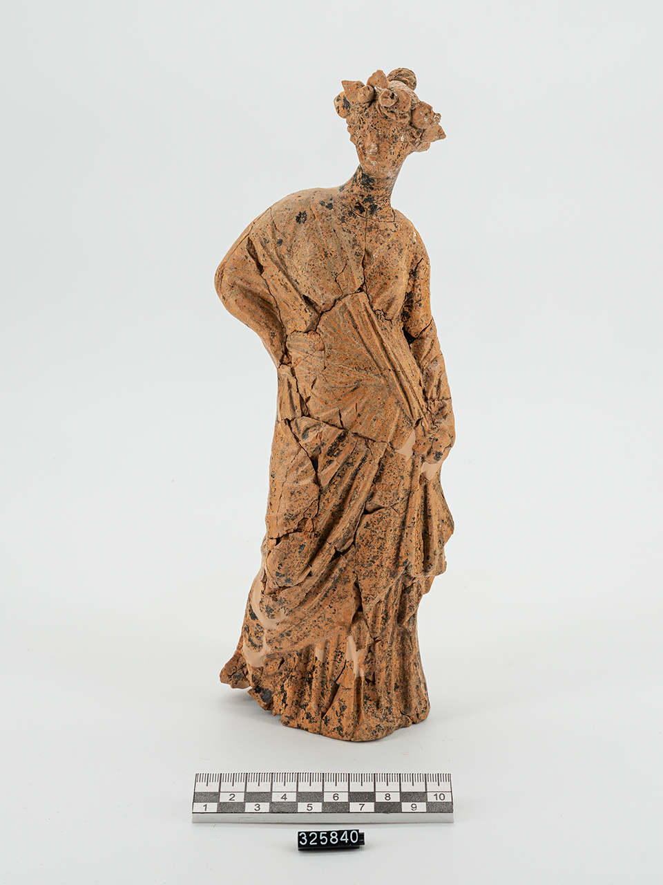 Figura femminile stante (statuetta) (III a.C)
