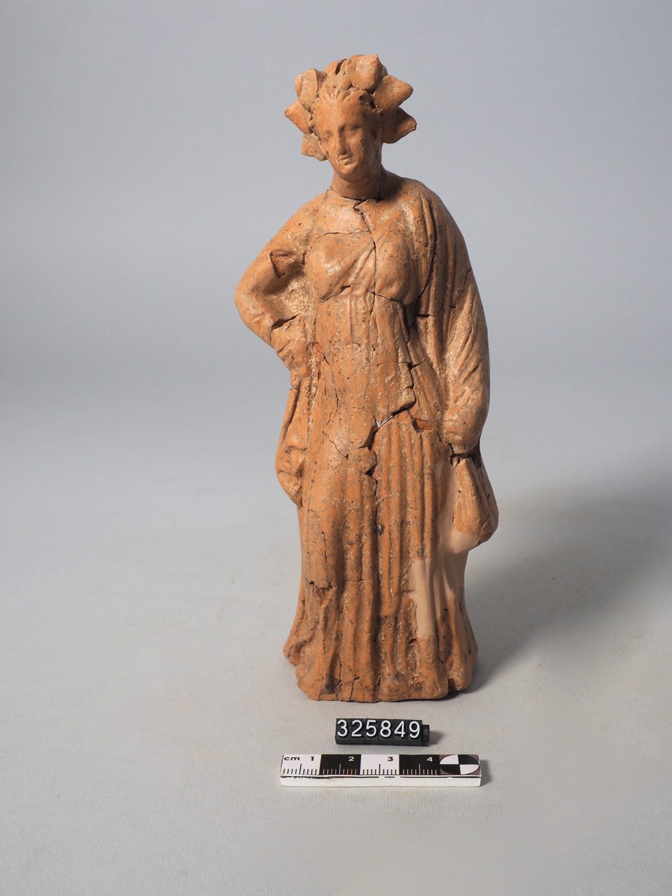 Figura femminile stante (statuetta) (III a.C)